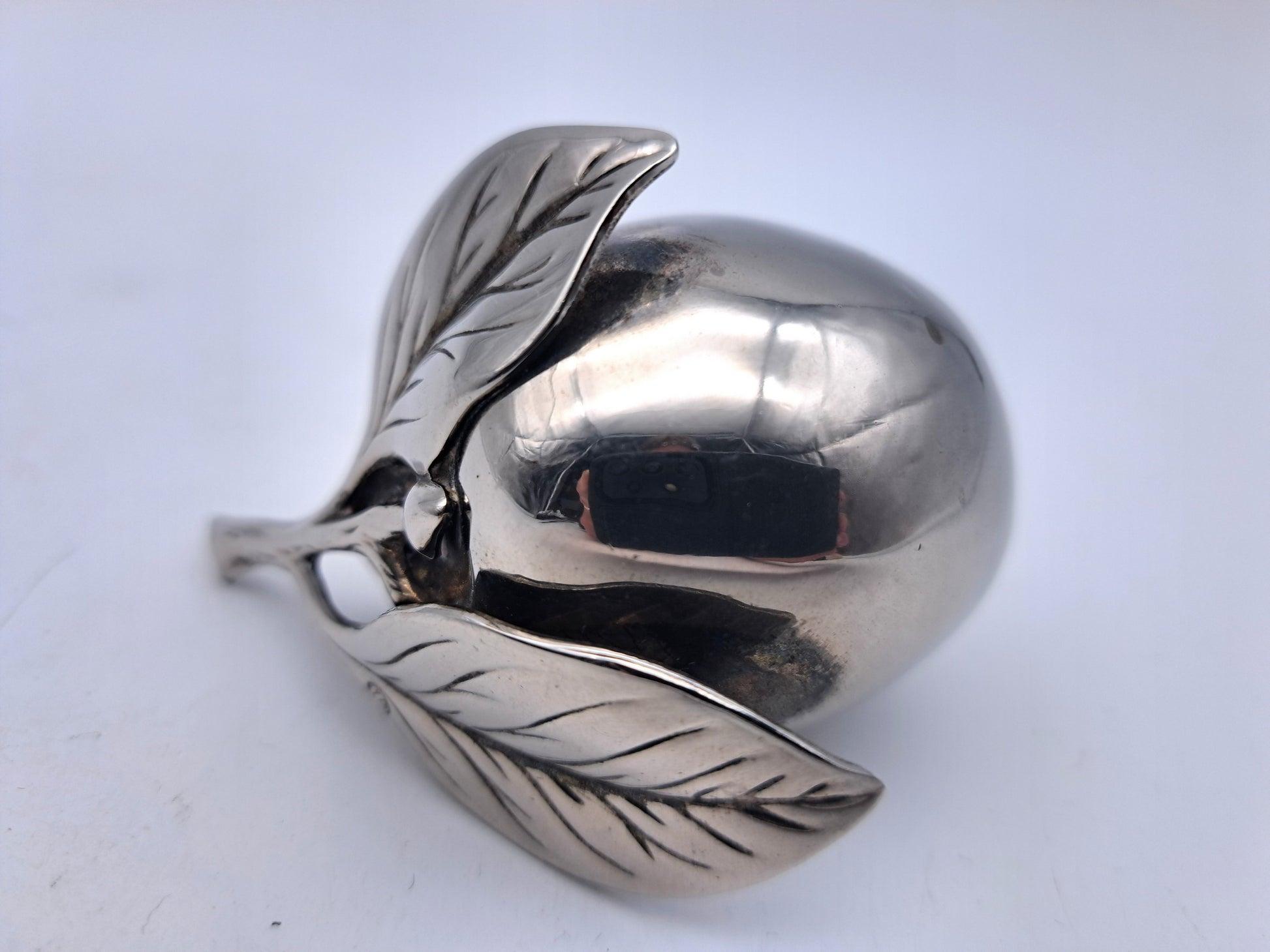 Vintage Silver-Plated Plum Figurine – Realistic Metal Fruit Table Ornament, 7.5cm