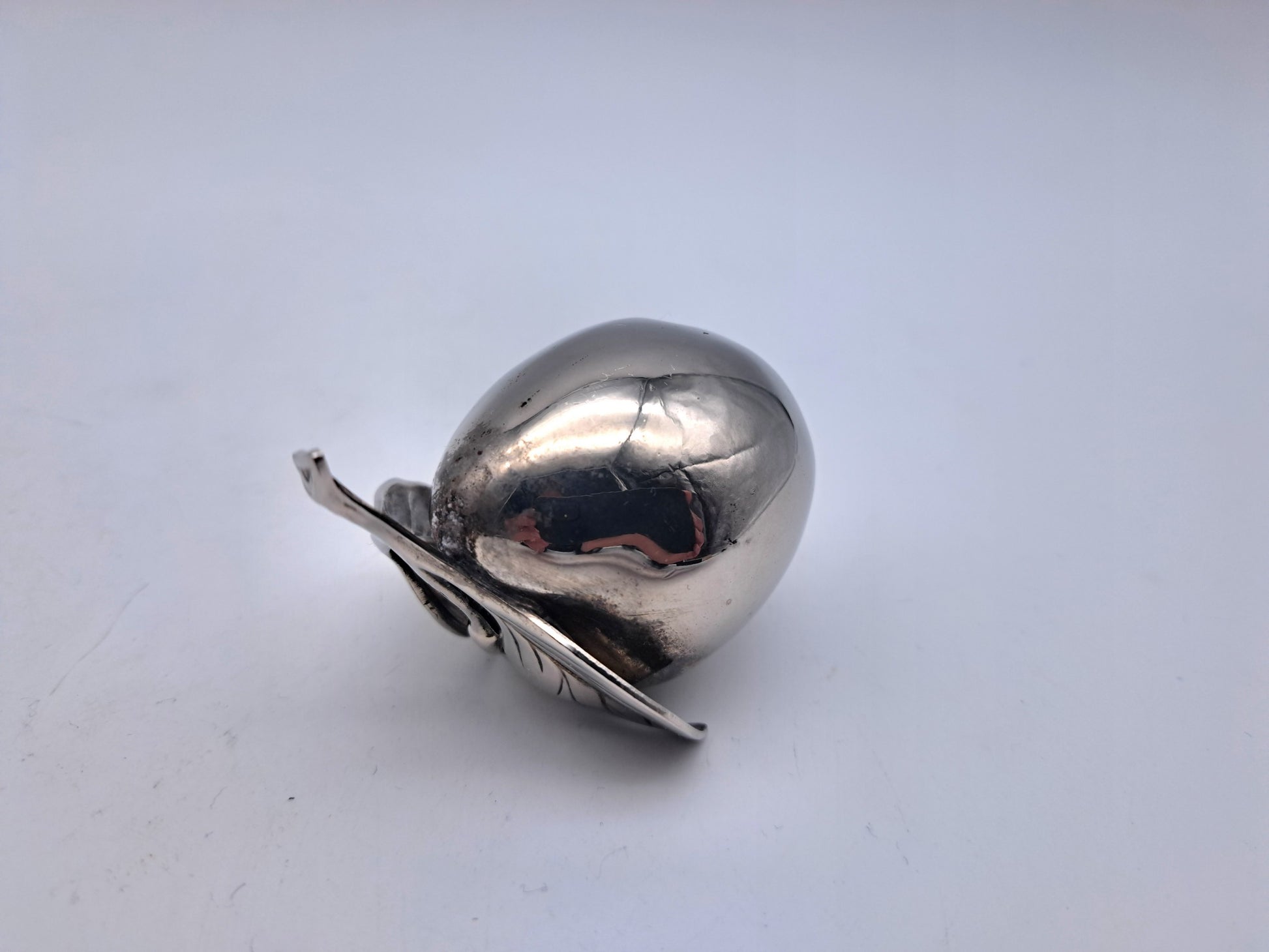 Vintage Silver-Plated Plum Figurine – Realistic Metal Fruit Table Ornament, 7.5cm