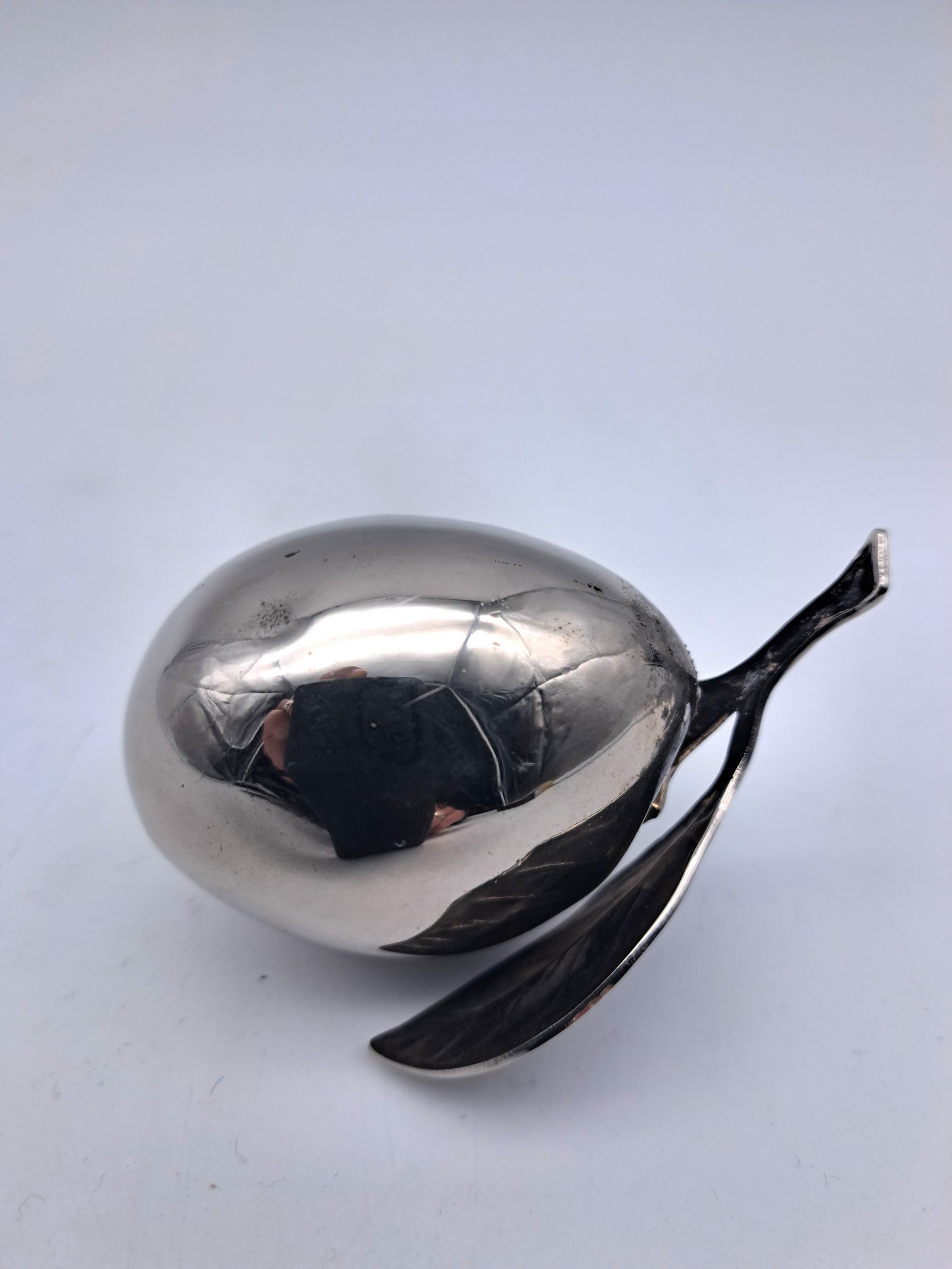 Vintage Silver-Plated Plum Figurine – Realistic Metal Fruit Table Ornament, 7.5cm
