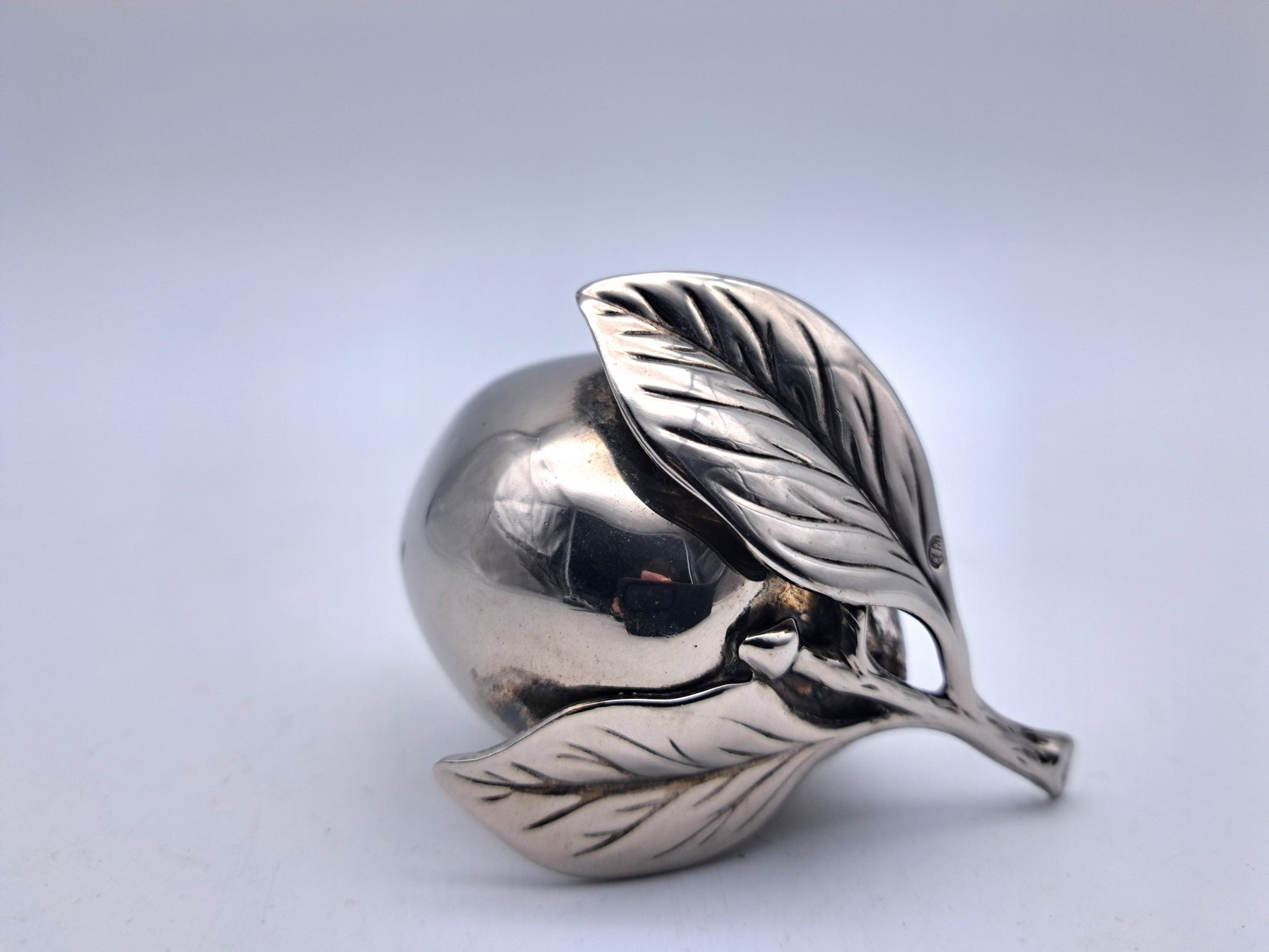 Vintage Silver-Plated Plum Figurine – Realistic Metal Fruit Table Ornament, 7.5cm