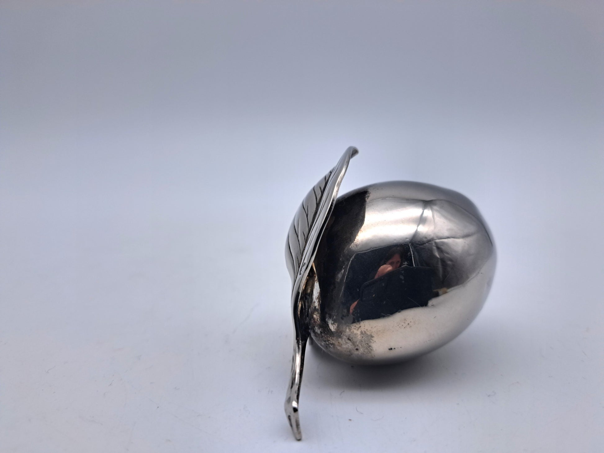 Vintage Silver-Plated Plum Figurine – Realistic Metal Fruit Table Ornament, 7.5cm