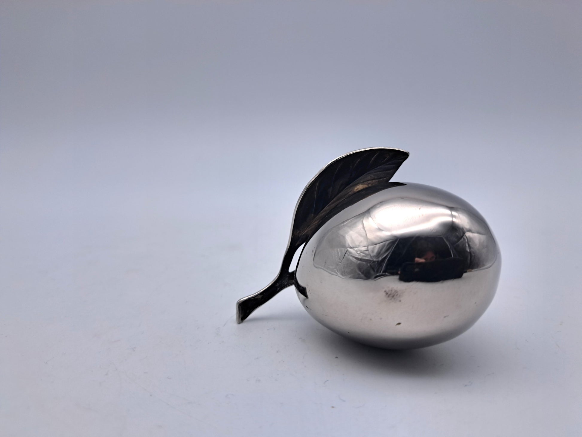 Vintage Silver-Plated Plum Figurine – Realistic Metal Fruit Table Ornament, 7.5cm