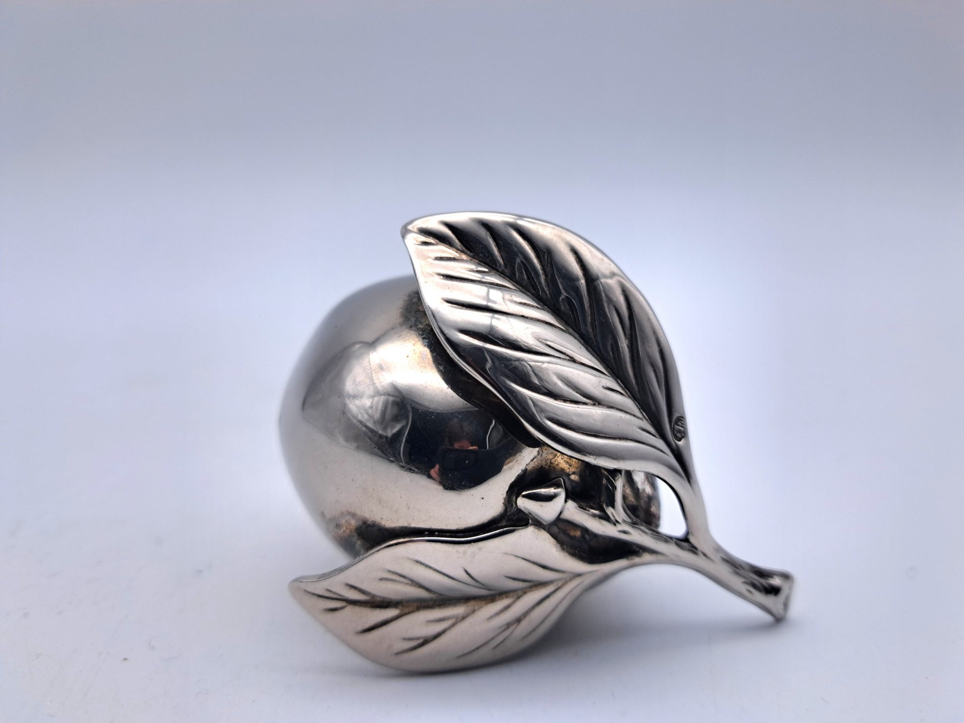 Vintage Silver-Plated Plum Figurine – Realistic Metal Fruit Table Ornament, 7.5cm