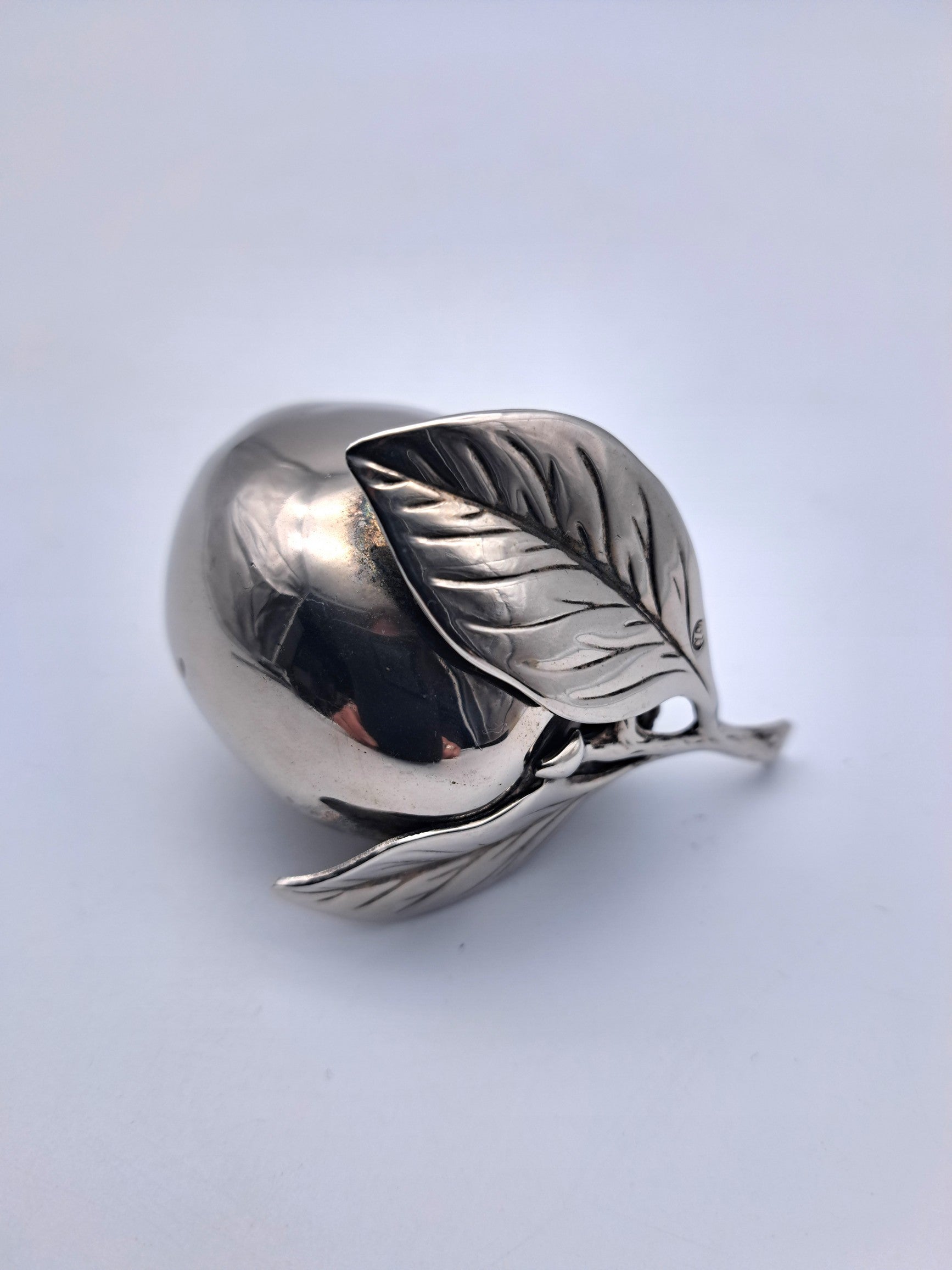 Vintage Silver-Plated Plum Figurine – Realistic Metal Fruit Table Ornament, 7.5cm