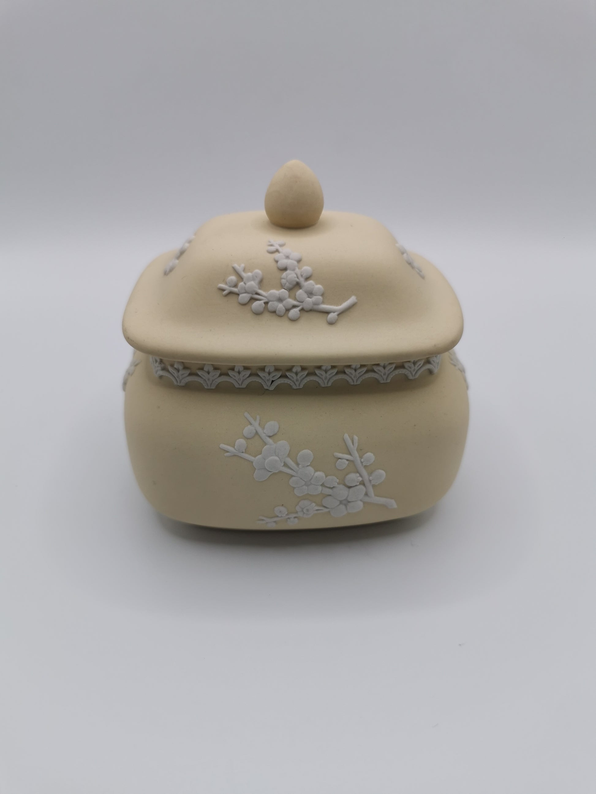 Vintage 1971 Wedgwood Primrose Yellow Jasperware Pagoda Trinket Box