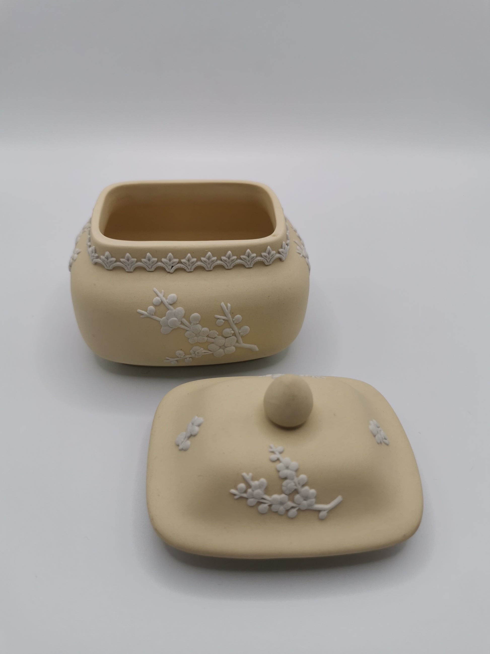 Vintage 1971 Wedgwood Primrose Yellow Jasperware Pagoda Trinket Box