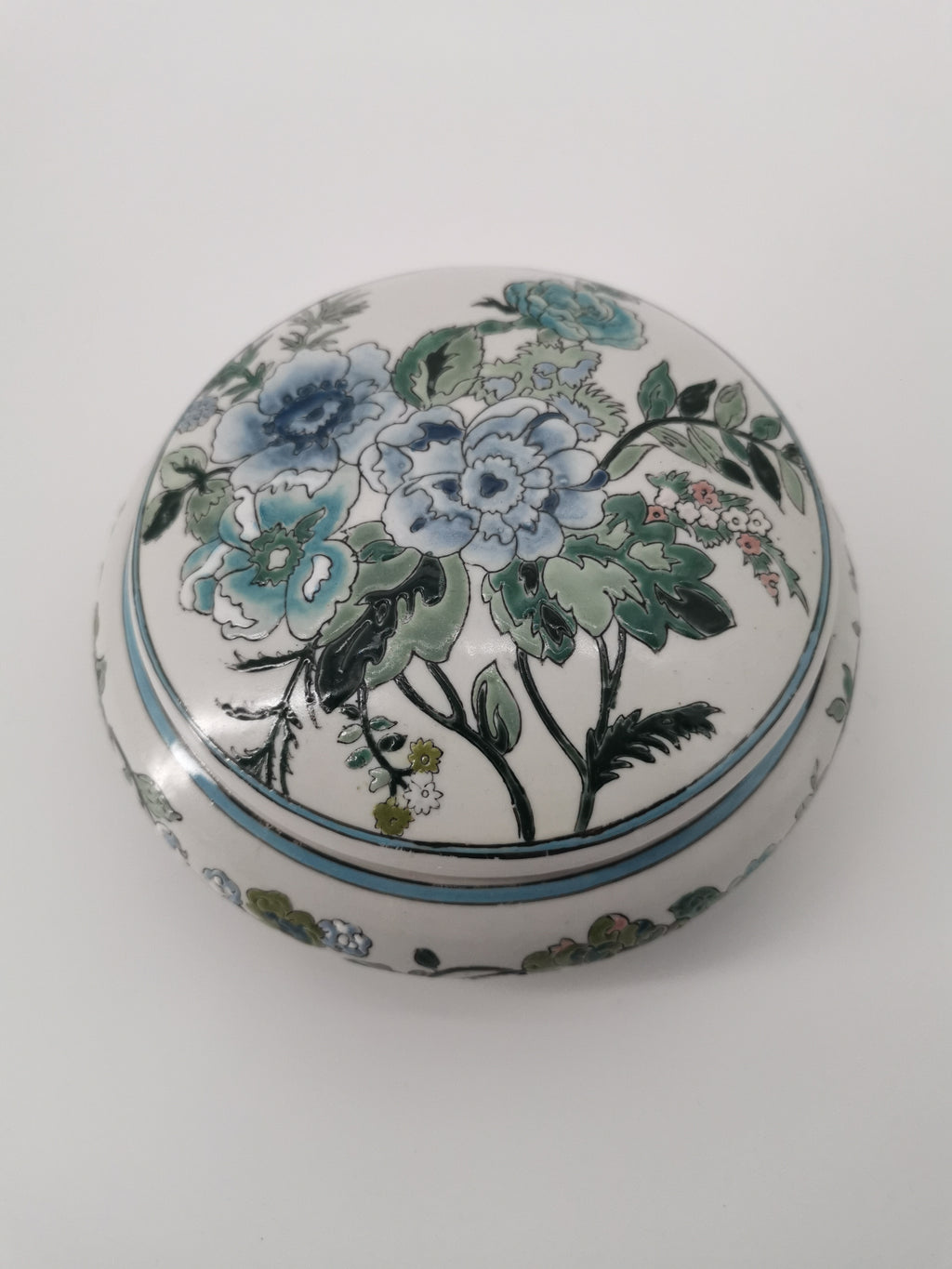 Flat floral oriental lidded bowl
