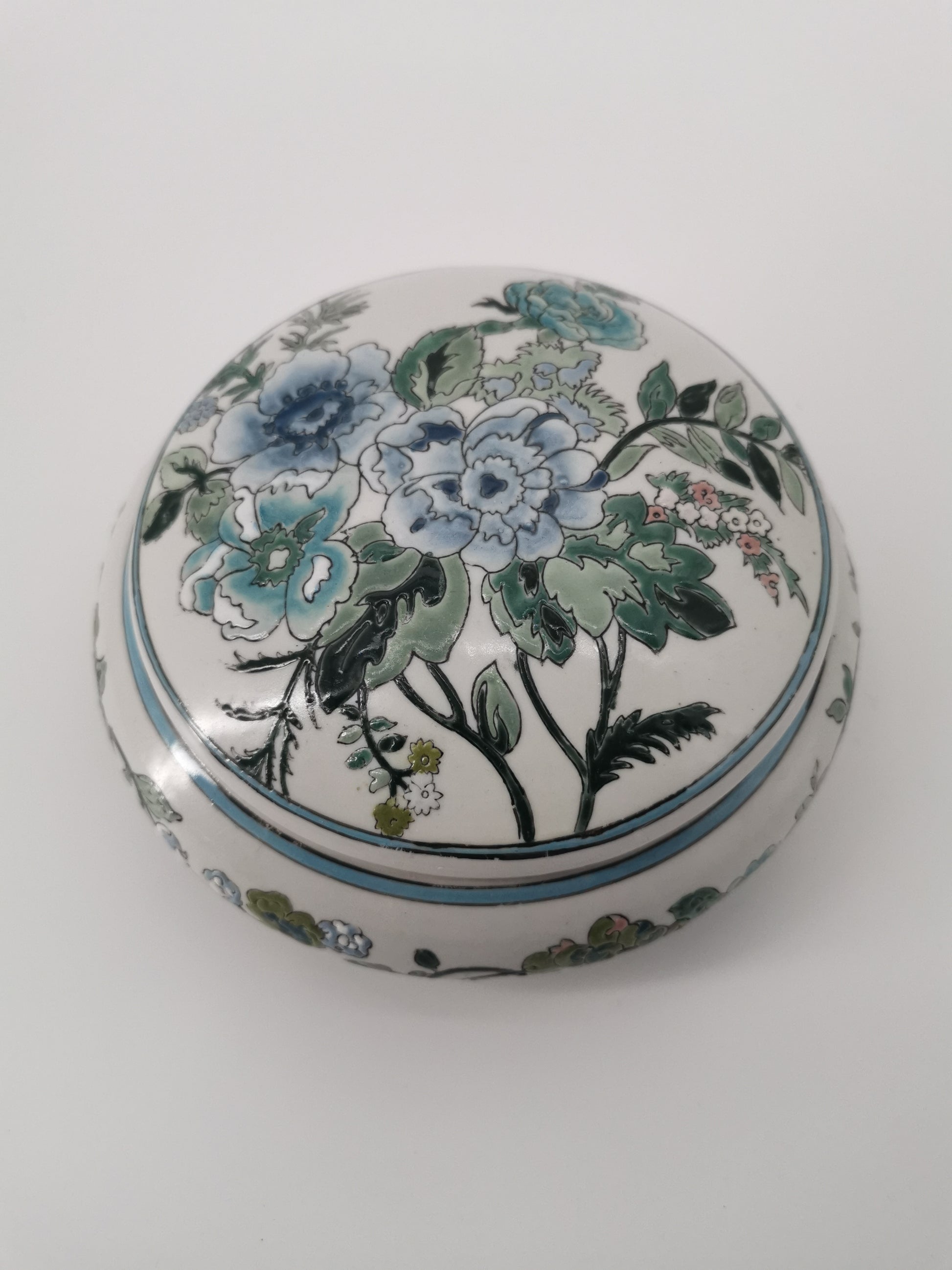 Flat floral oriental lidded bowl