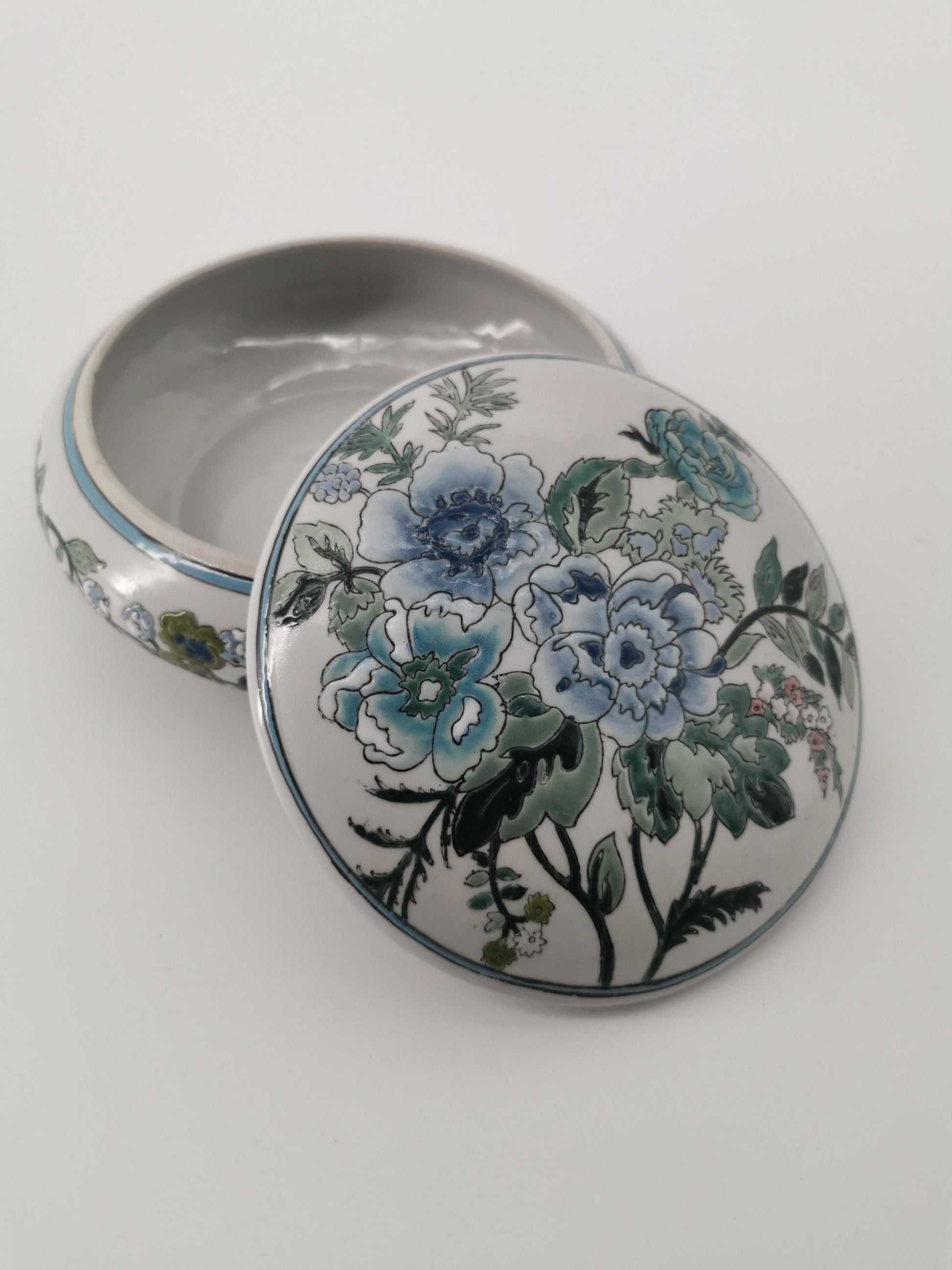 Flat floral oriental lidded bowl