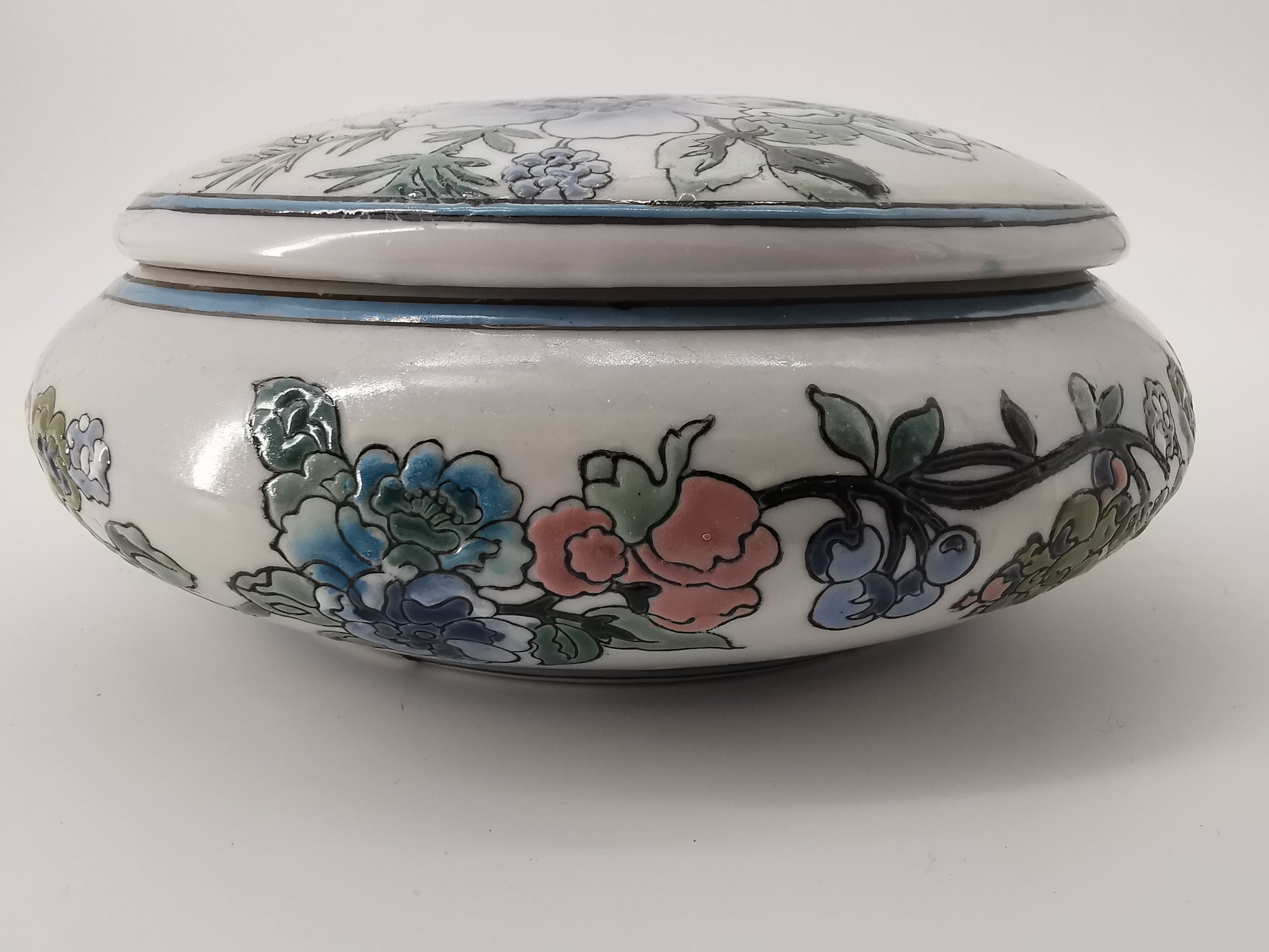 Flat floral oriental lidded bowl