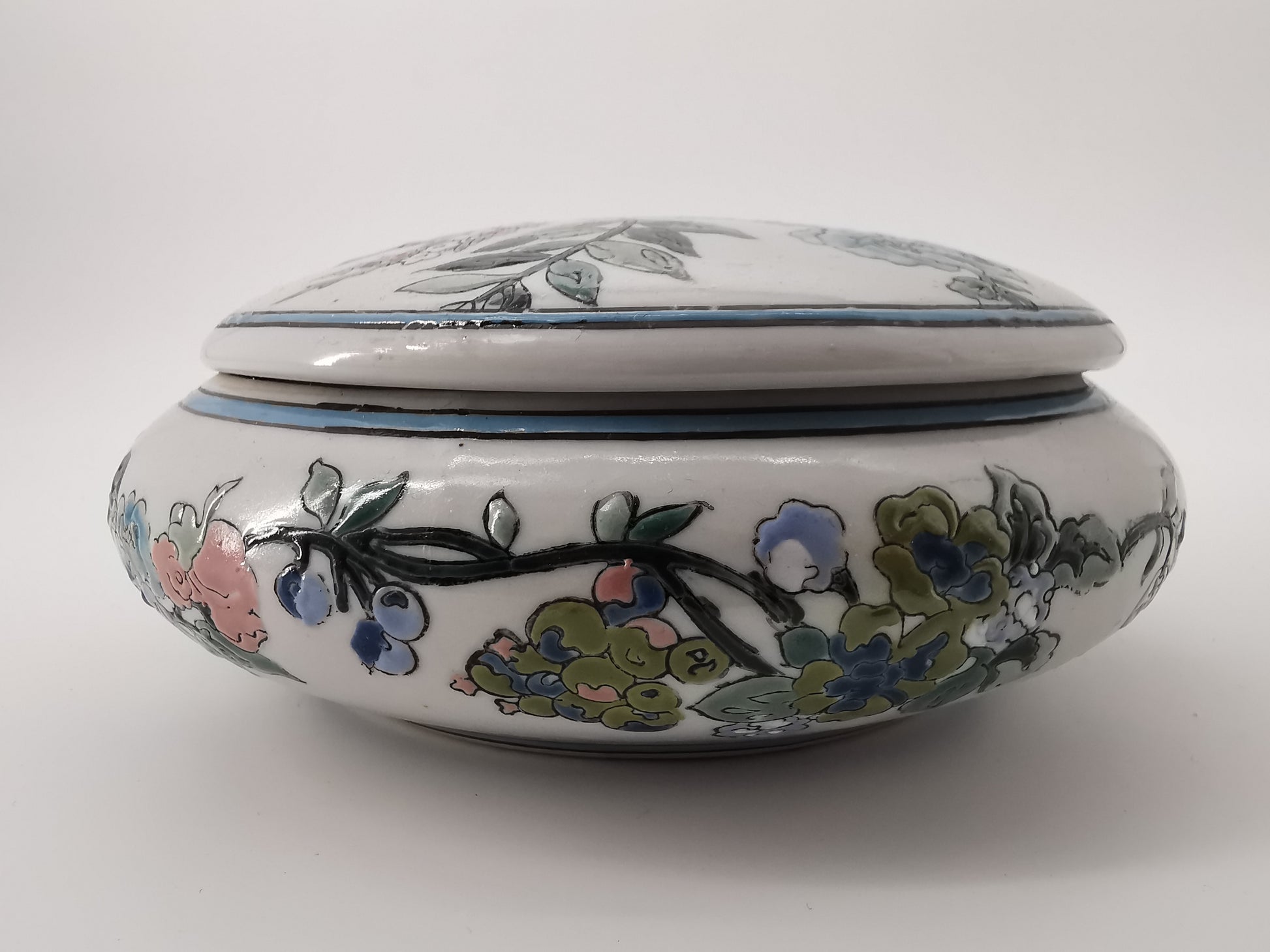 Flat floral oriental lidded bowl