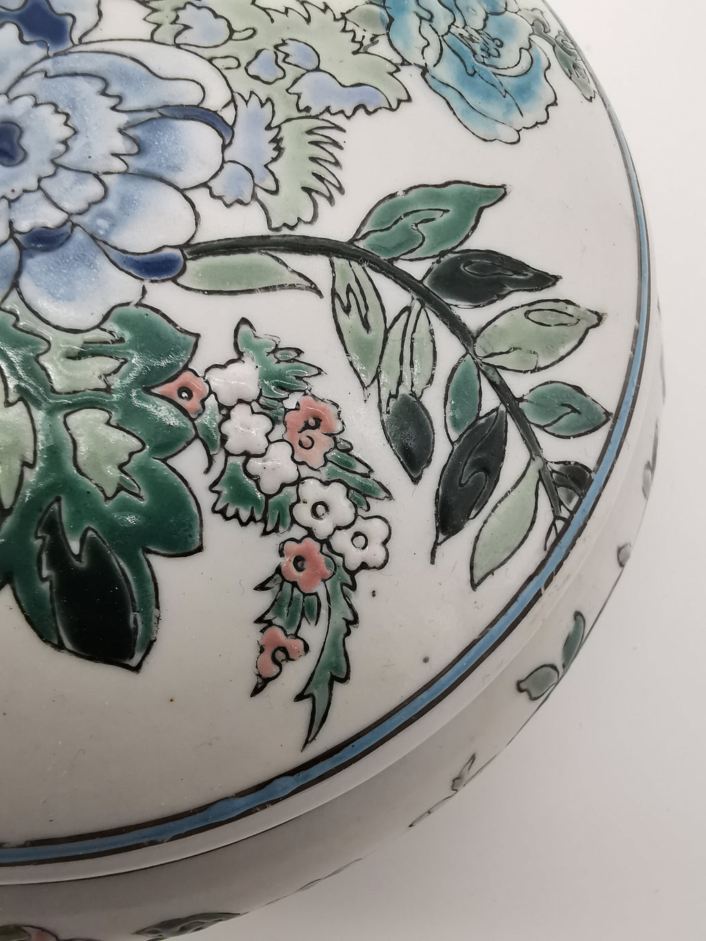 Flat floral oriental lidded bowl