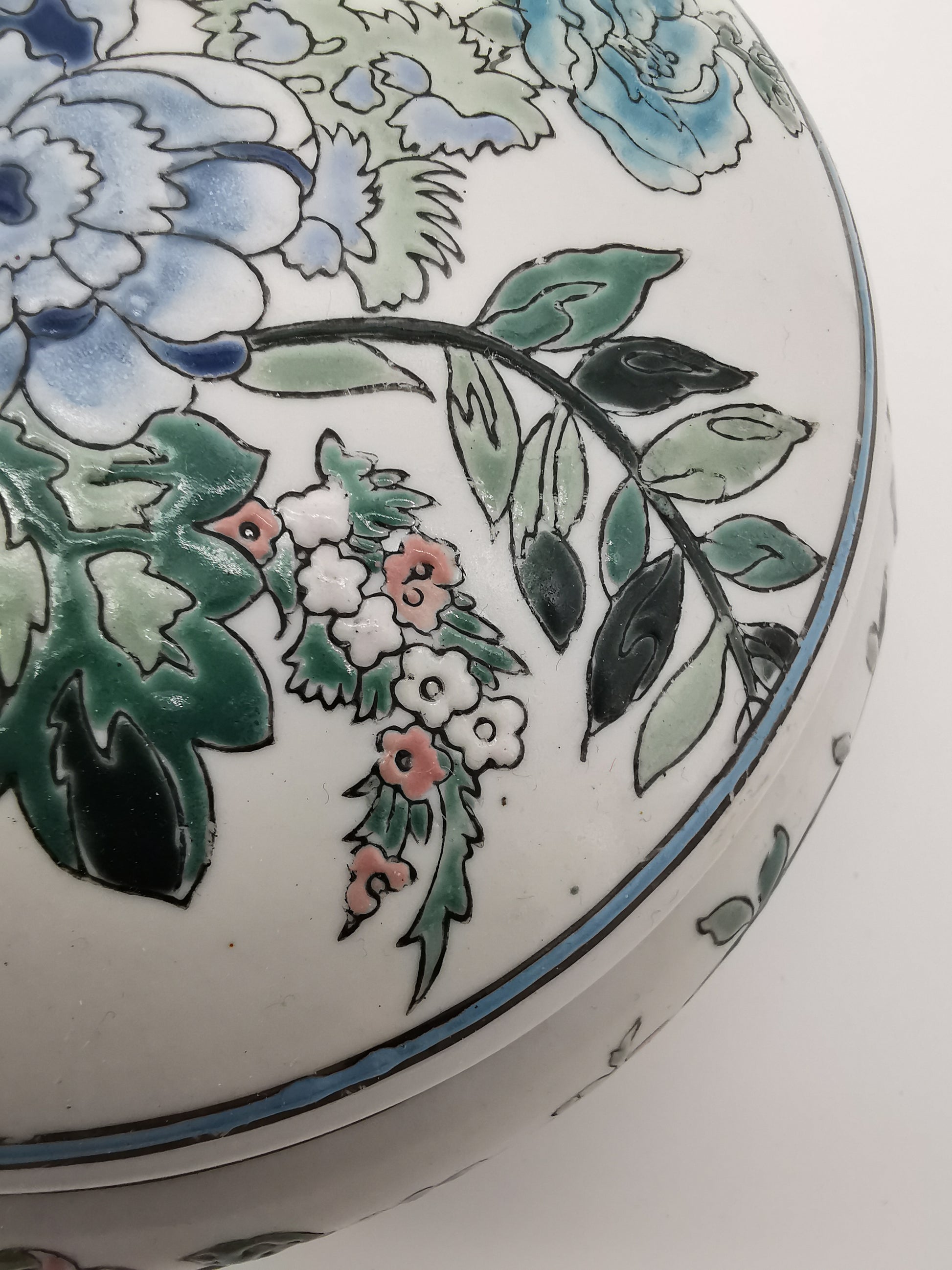 Flat floral oriental lidded bowl