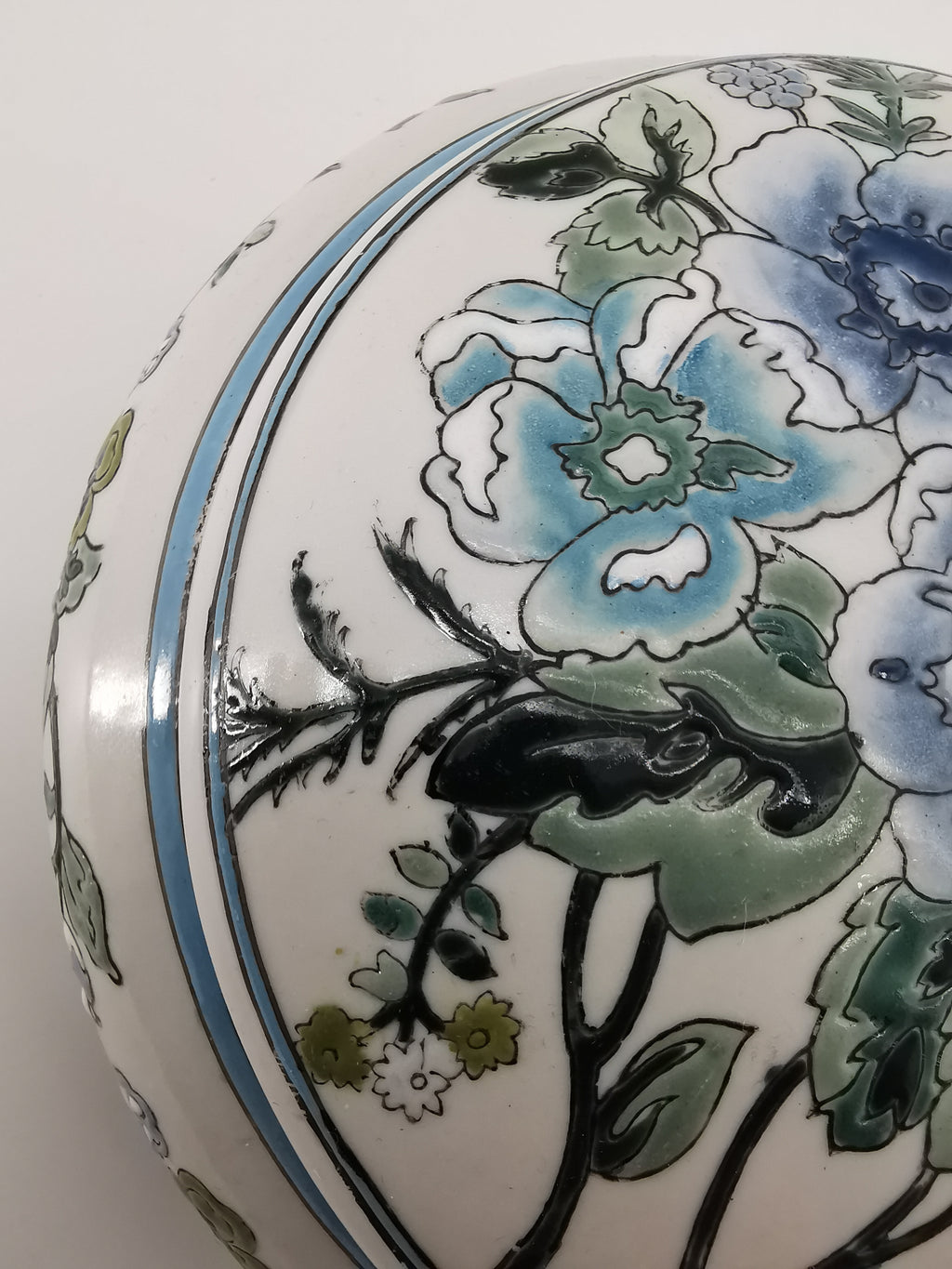Flat floral oriental lidded bowl