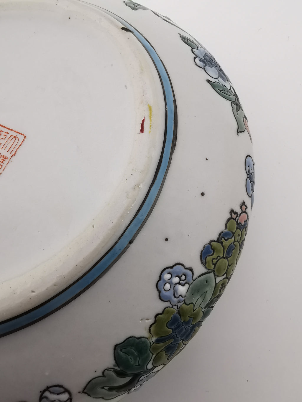 Flat floral oriental lidded bowl