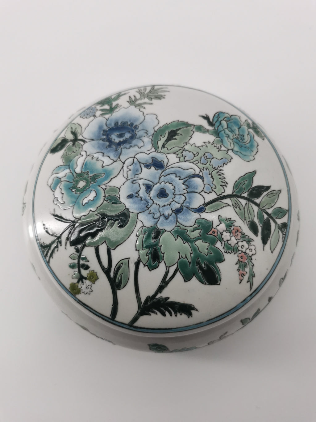 Flat floral oriental lidded bowl