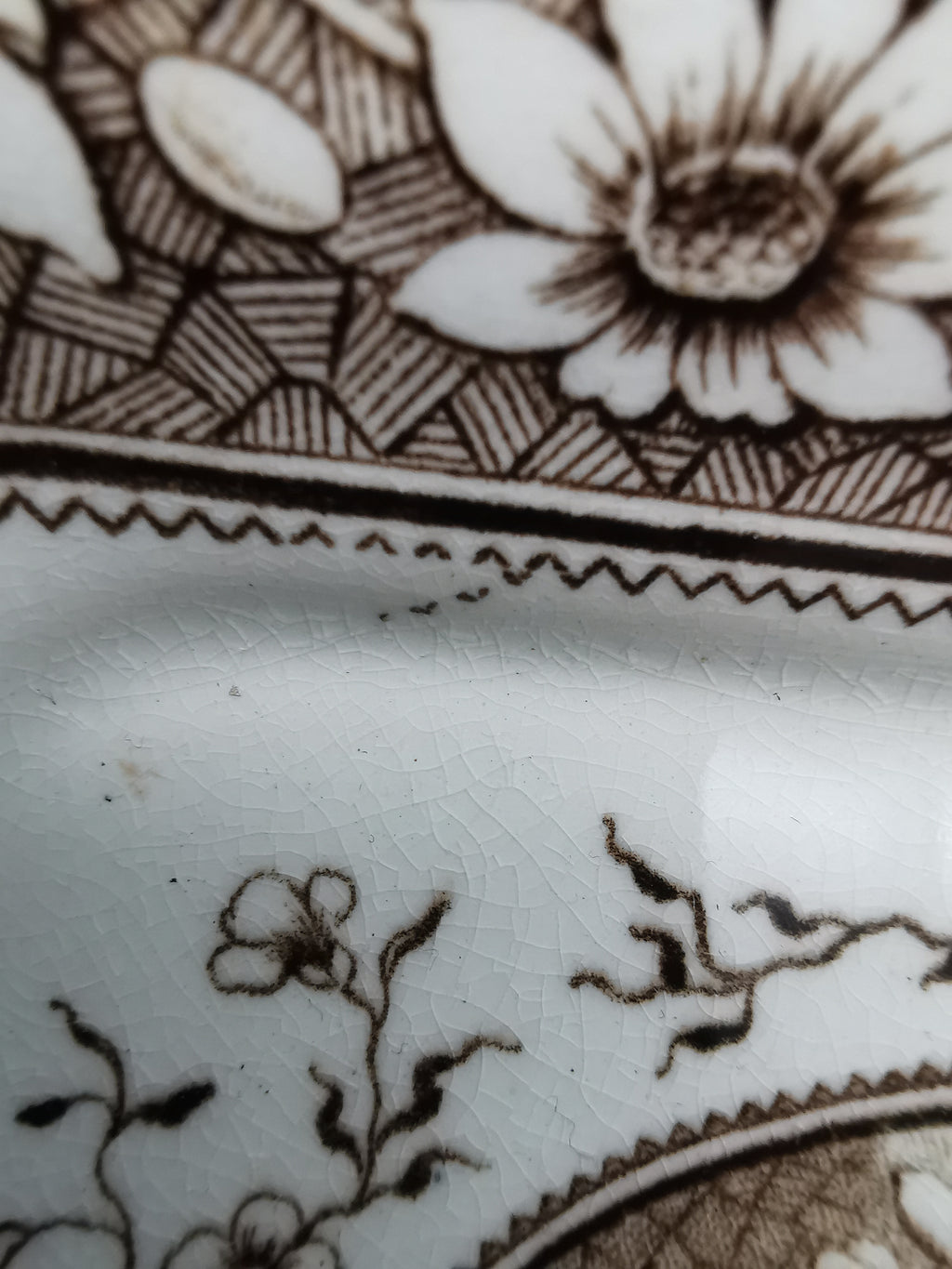 Antique Palmyra daisies small tray