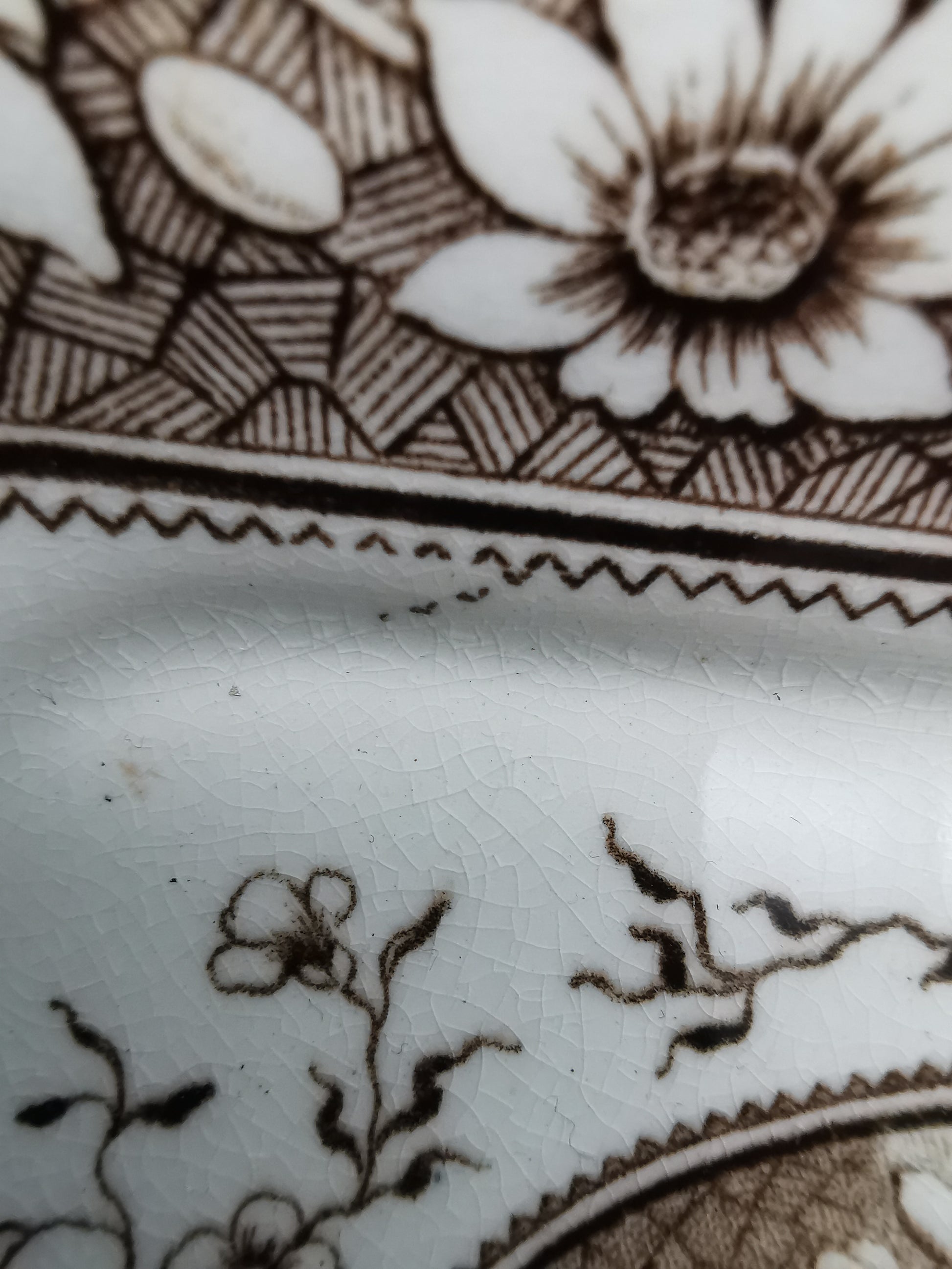 Antique Palmyra daisies small tray