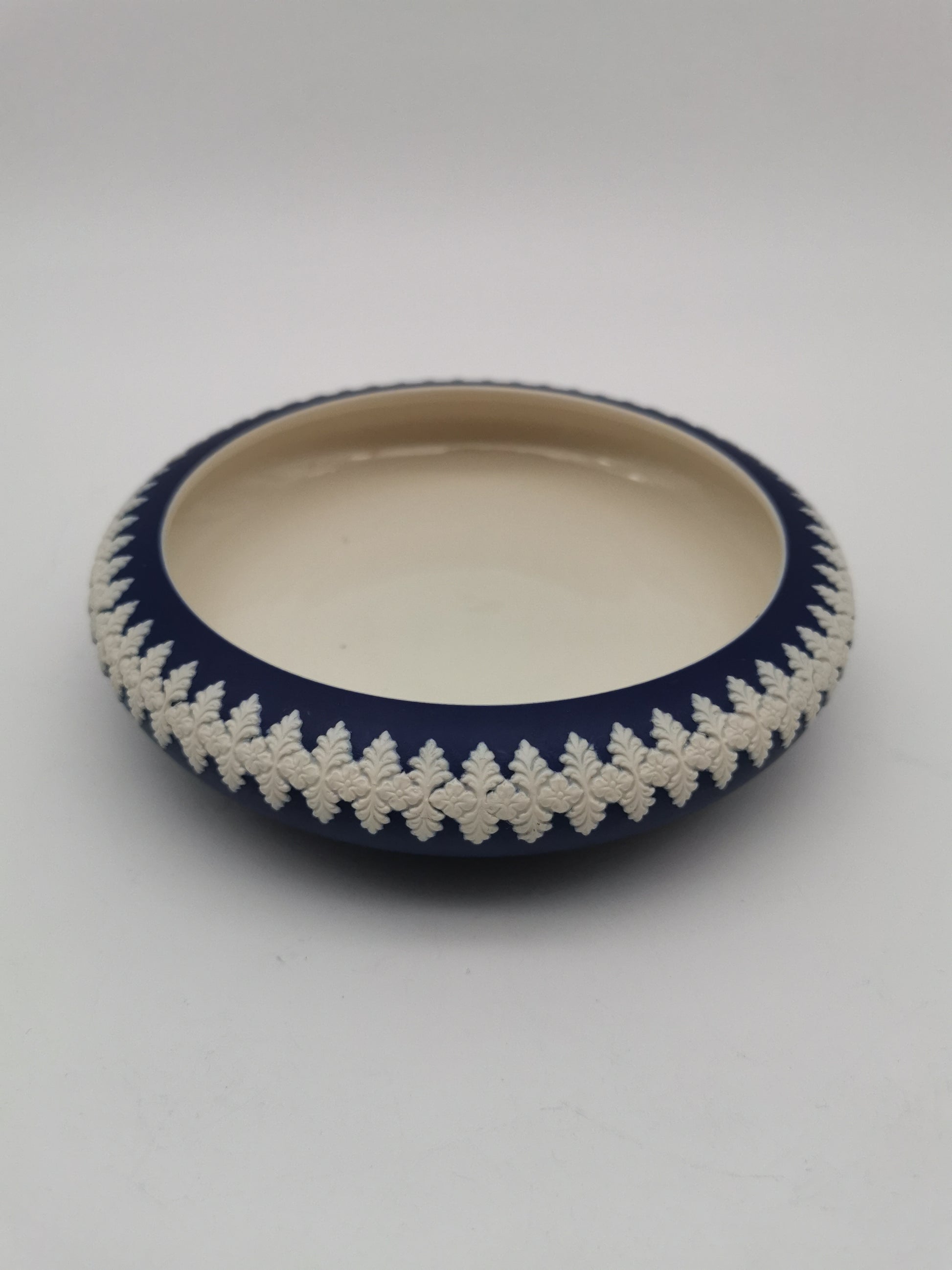 Vintage Dudson Hanley Cobalt Blue Jasperware Bowl – Floral Leaf Relief Garland