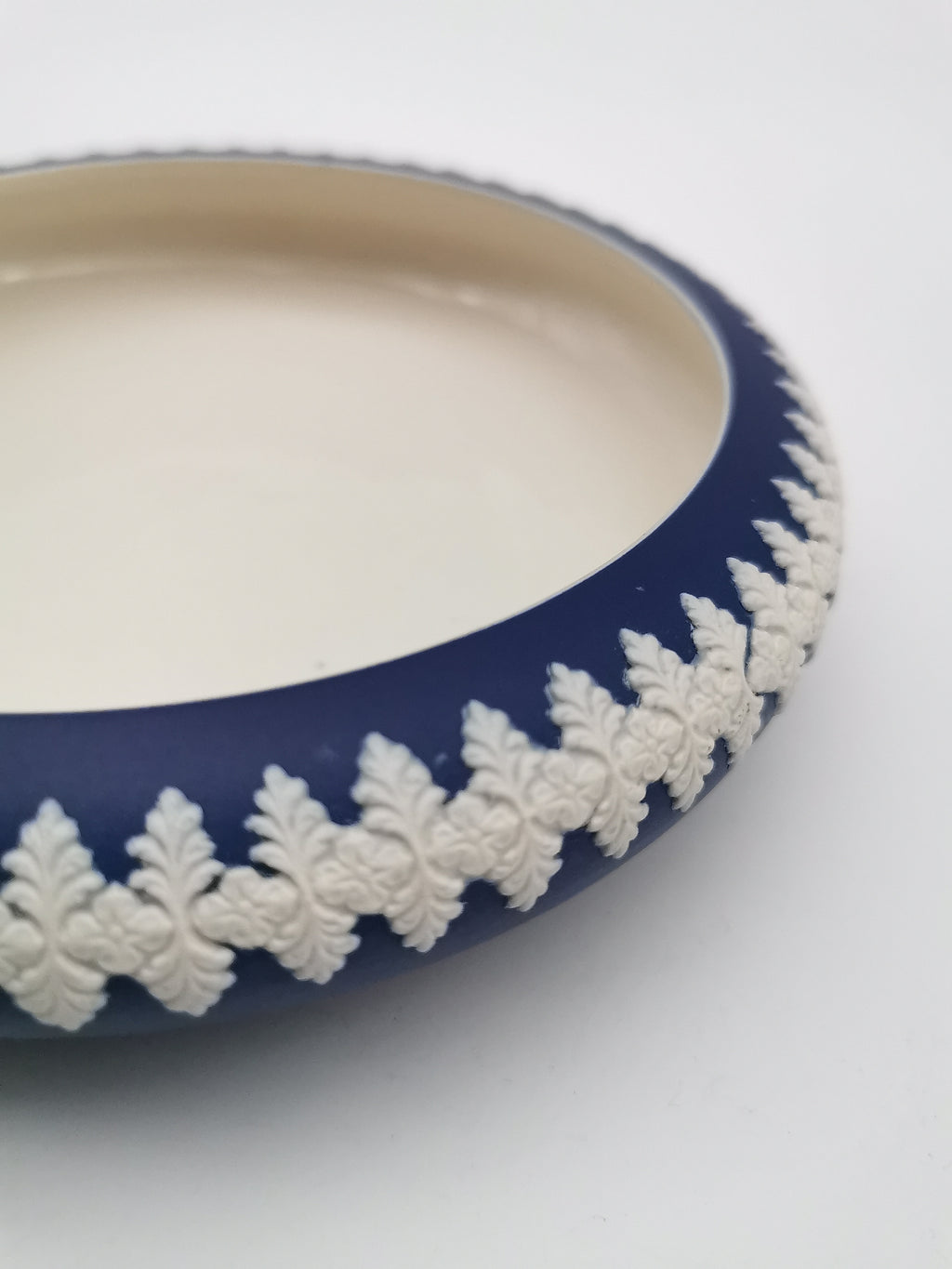 Vintage Dudson Hanley Cobalt Blue Jasperware Bowl – Floral Leaf Relief Garland