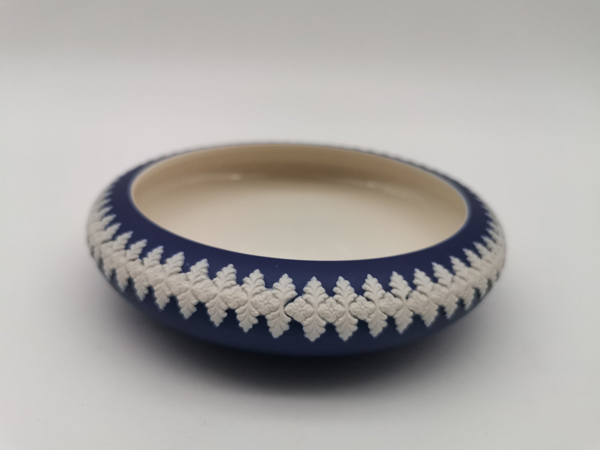 Vintage Dudson Hanley Cobalt Blue Jasperware Bowl – Floral Leaf Relief Garland