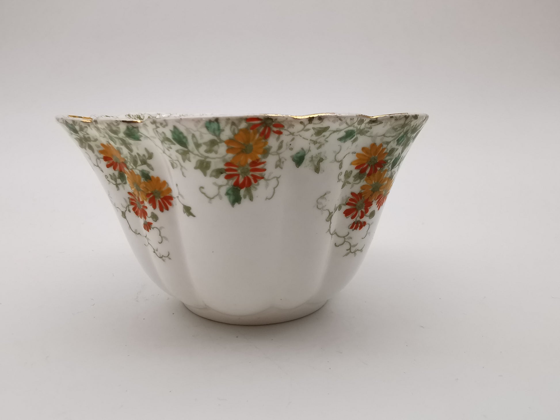 Antique Wileman Foley China "Trailing Daisies" Fluted Bowl – Pre-Shelley, c.1896 (Pattern 6948)