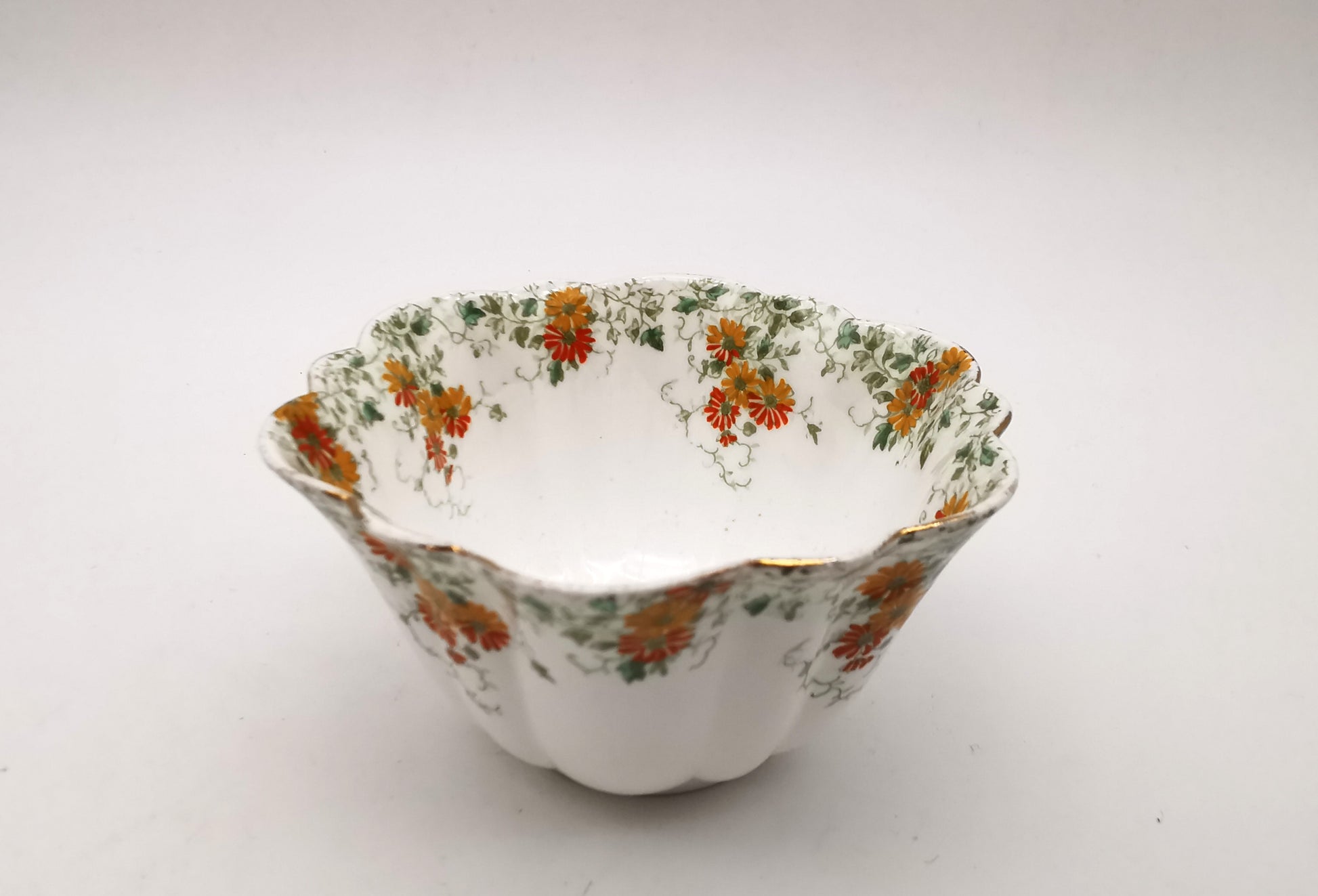 Antique Wileman Foley China "Trailing Daisies" Fluted Bowl – Pre-Shelley, c.1896 (Pattern 6948)