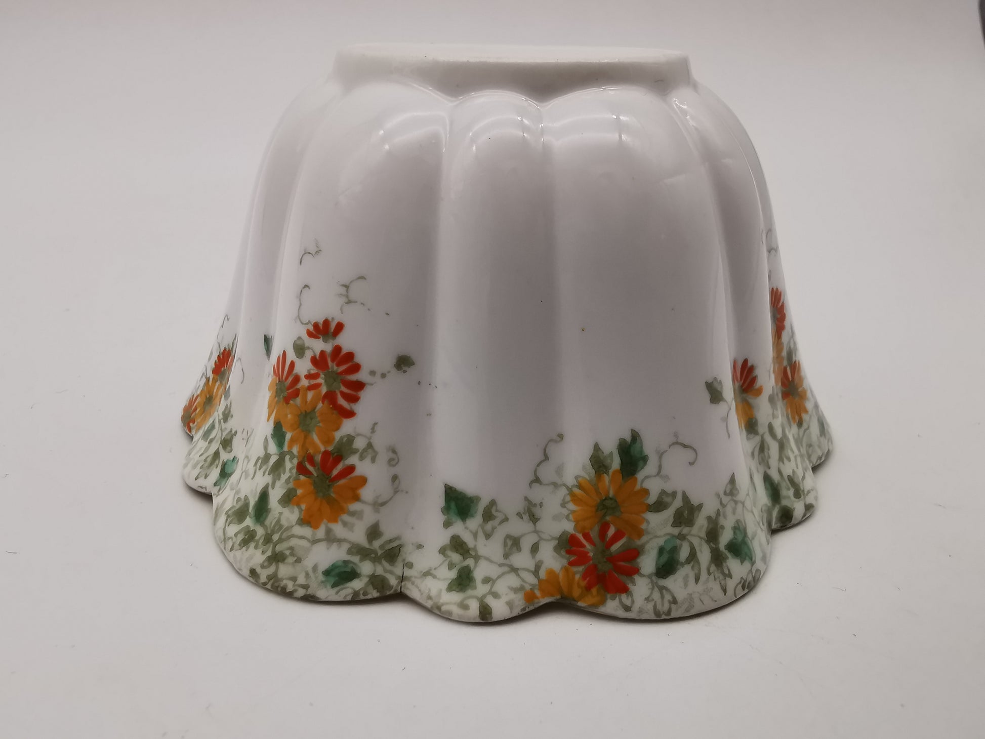 Antique Wileman Foley China "Trailing Daisies" Fluted Bowl – Pre-Shelley, c.1896 (Pattern 6948)