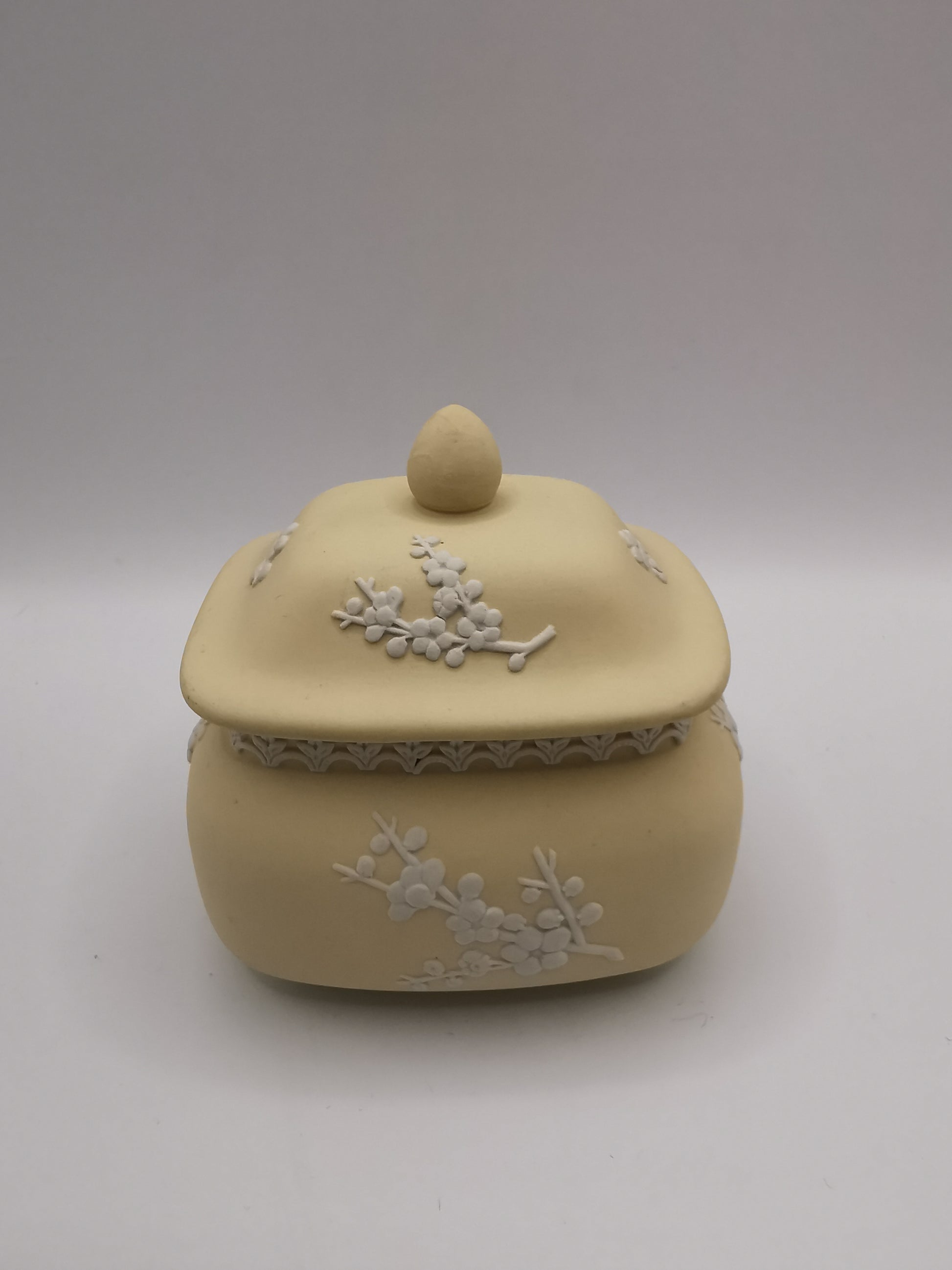 Vintage 1971 Wedgwood Primrose Yellow Jasperware Pagoda Trinket Box