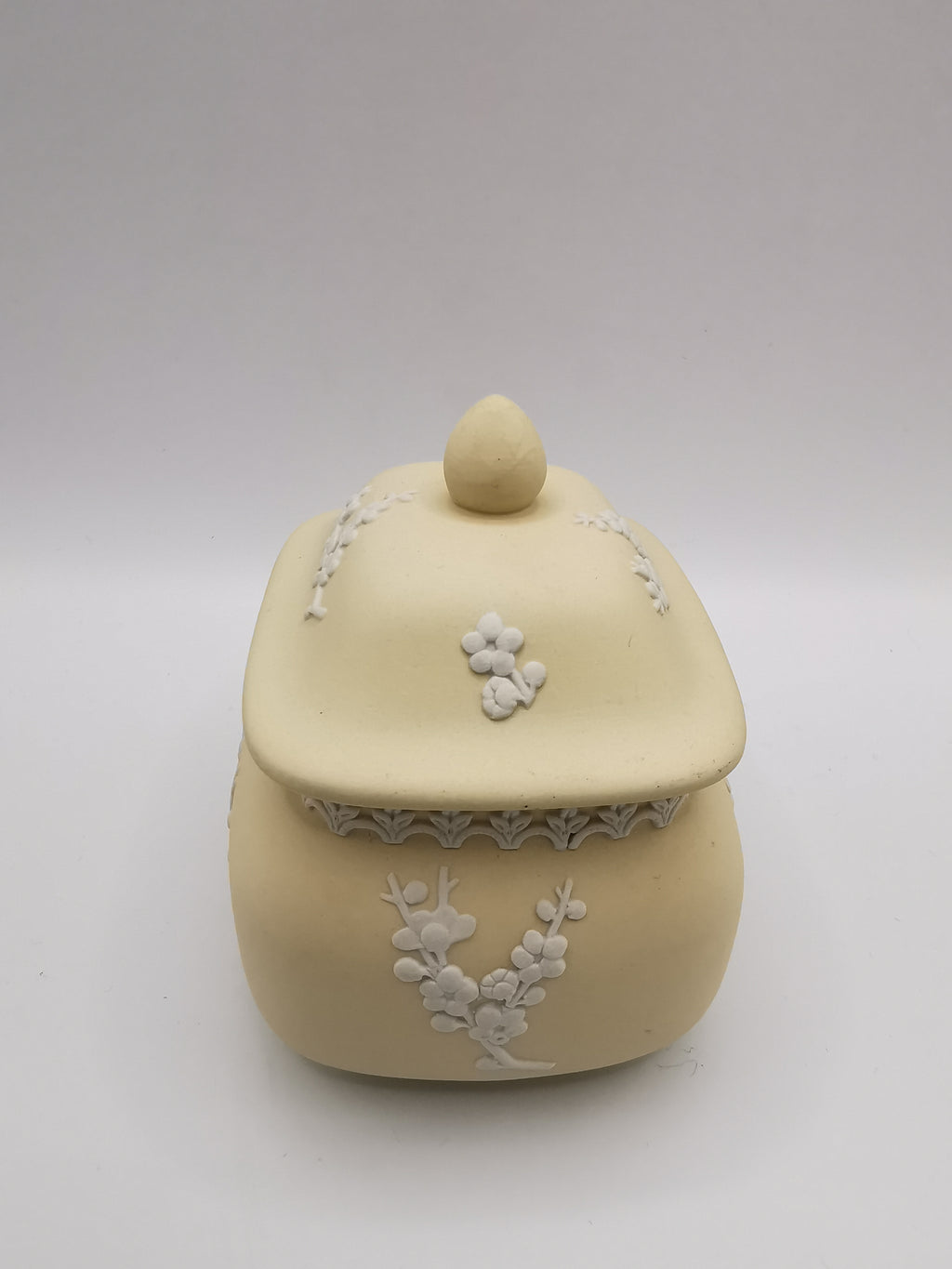 Vintage 1971 Wedgwood Primrose Yellow Jasperware Pagoda Trinket Box