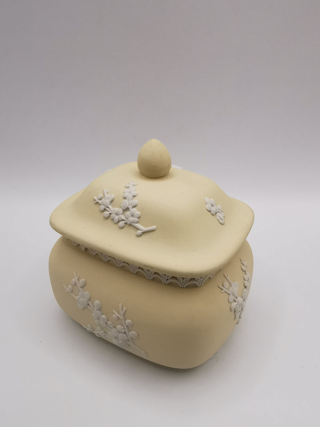 Vintage 1971 Wedgwood Primrose Yellow Jasperware Pagoda Trinket Box