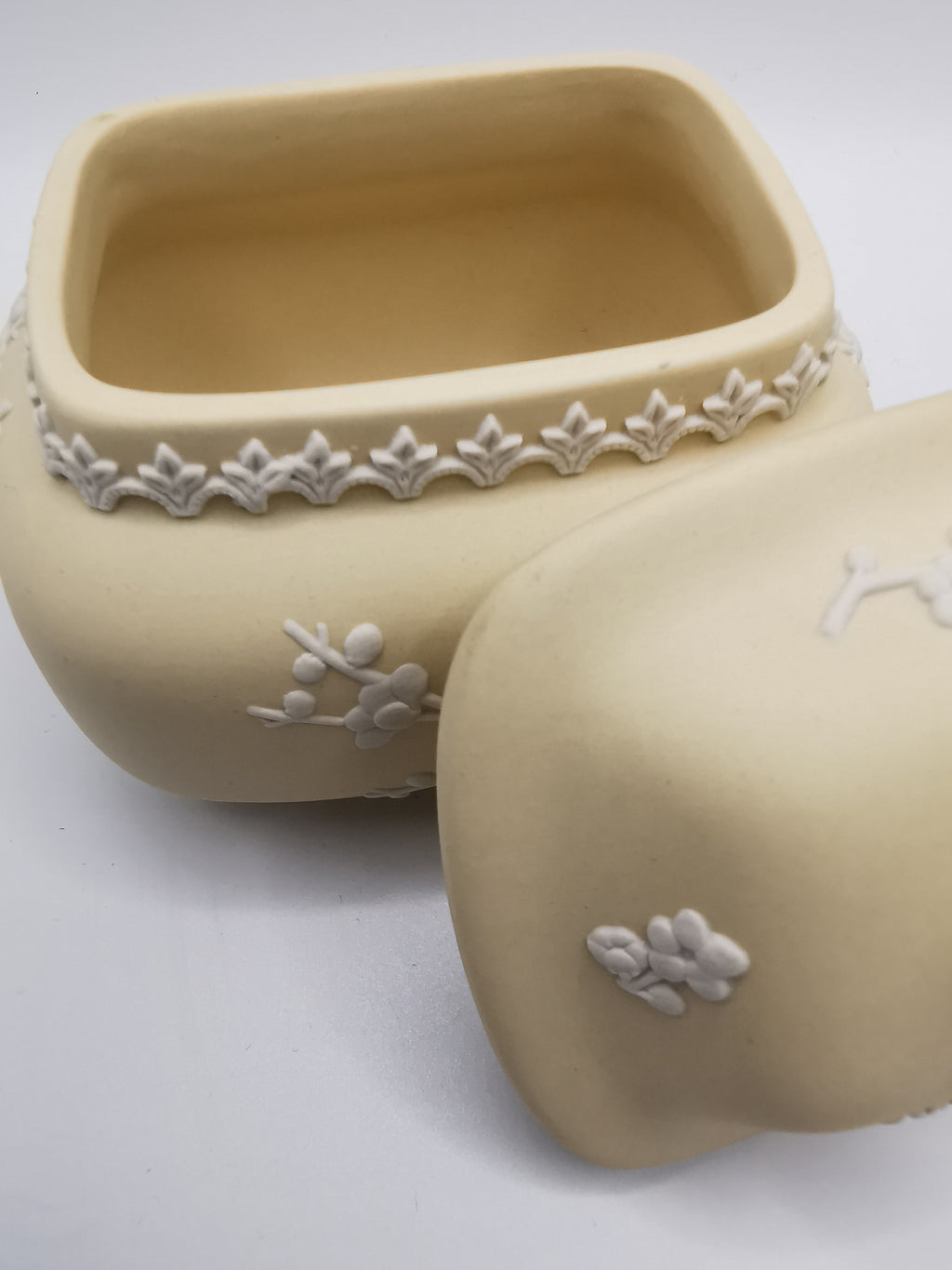 Vintage 1971 Wedgwood Primrose Yellow Jasperware Pagoda Trinket Box