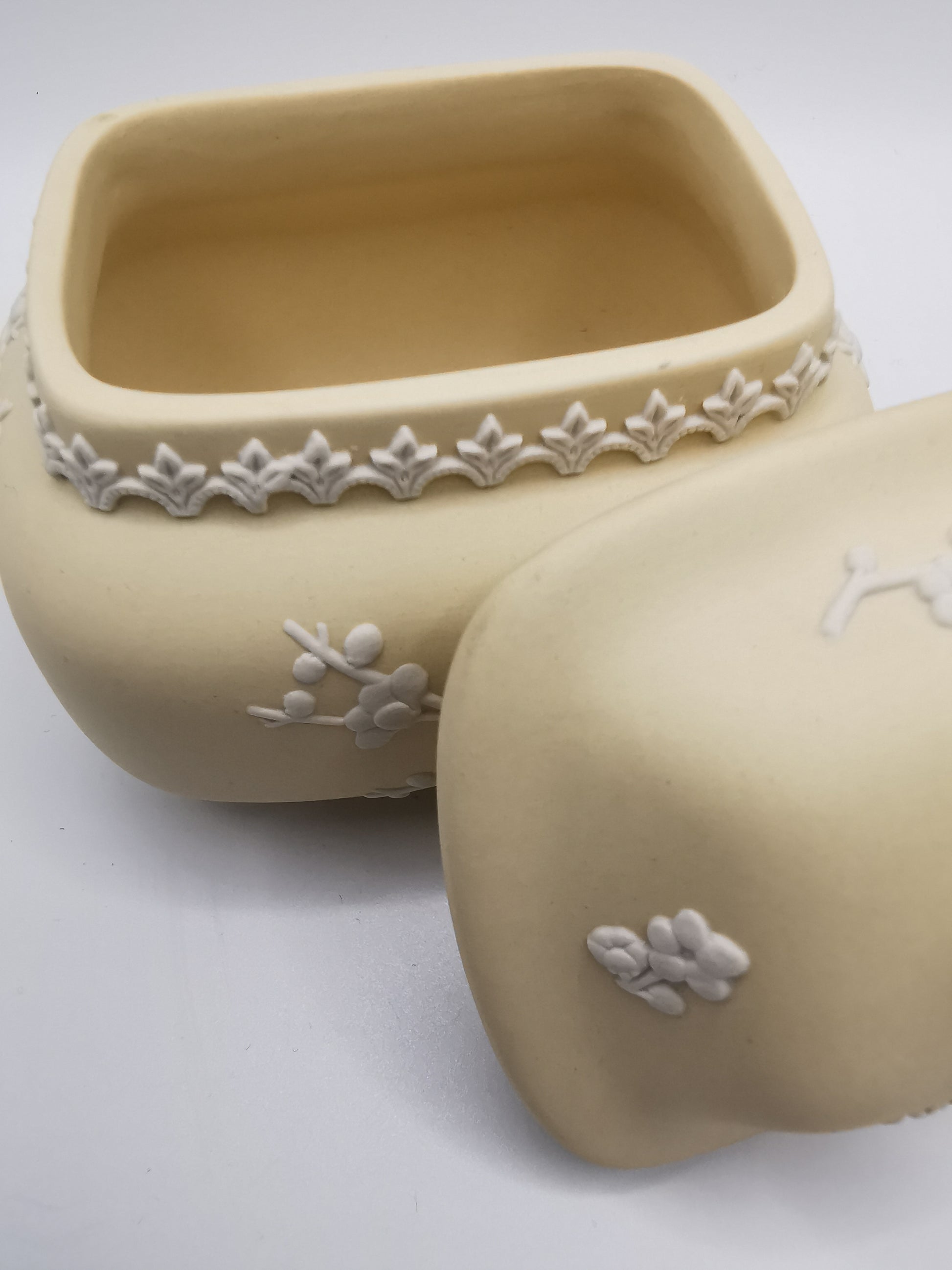 Vintage 1971 Wedgwood Primrose Yellow Jasperware Pagoda Trinket Box