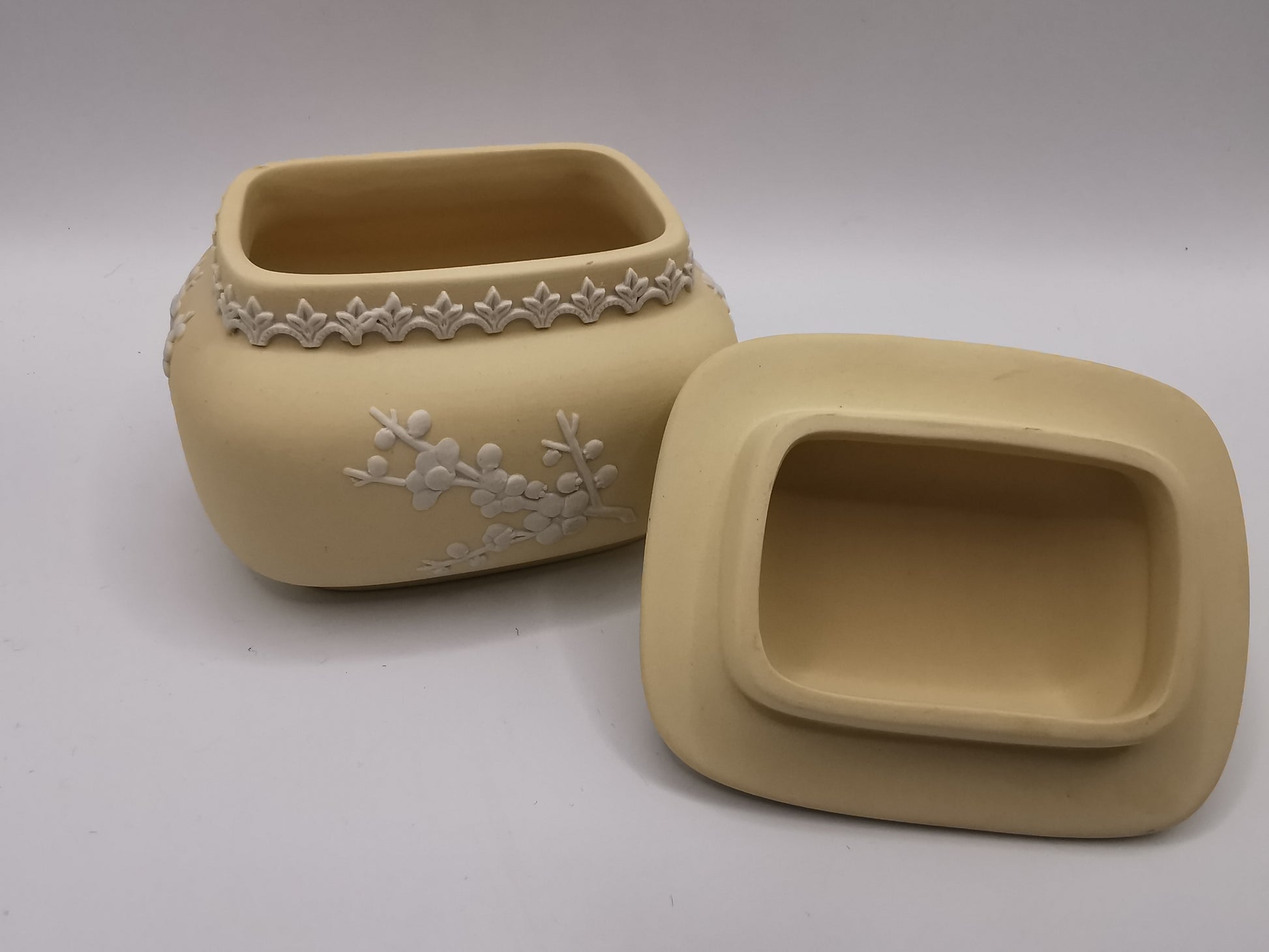 Vintage 1971 Wedgwood Primrose Yellow Jasperware Pagoda Trinket Box