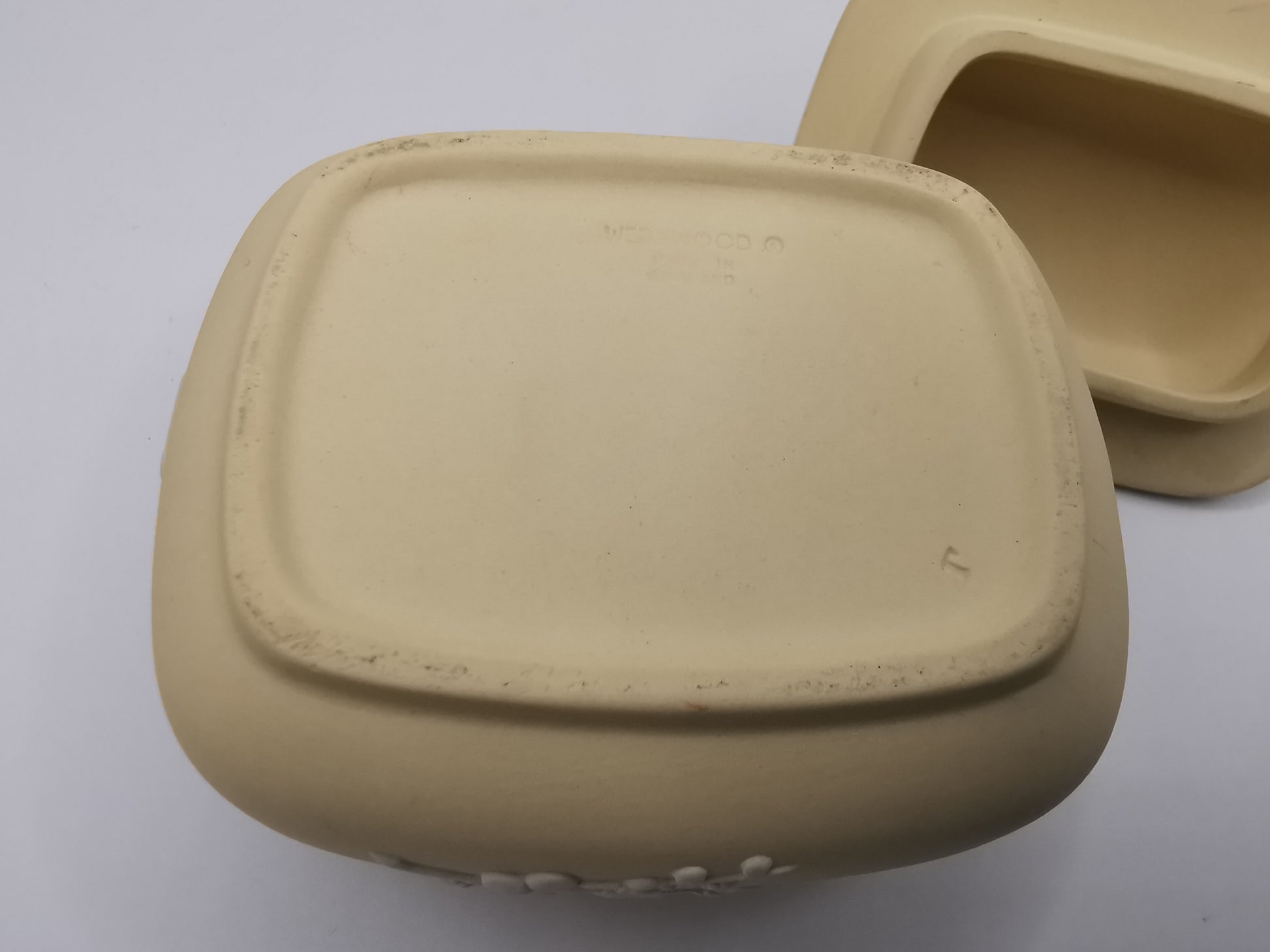 Vintage 1971 Wedgwood Primrose Yellow Jasperware Pagoda Trinket Box