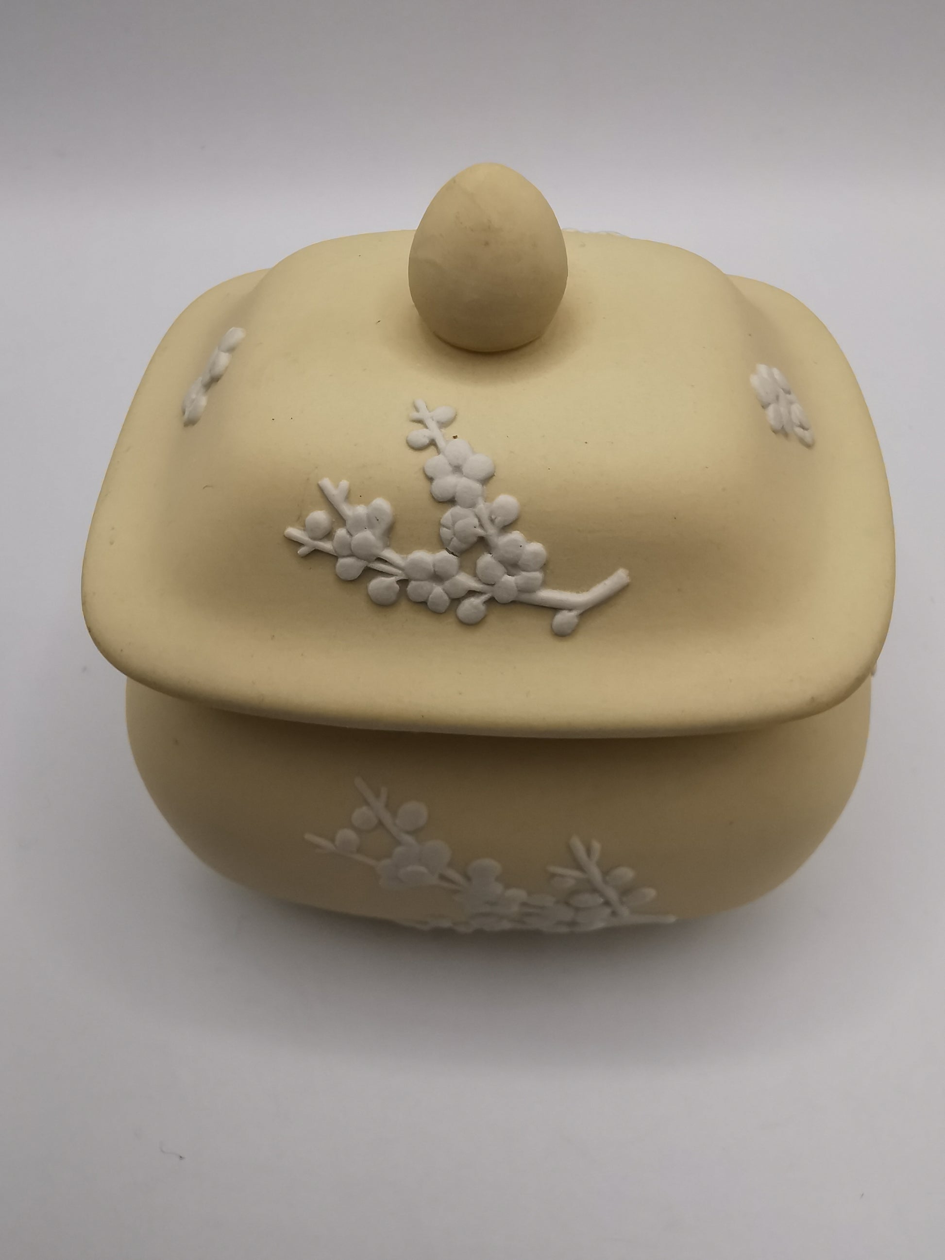Vintage 1971 Wedgwood Primrose Yellow Jasperware Pagoda Trinket Box