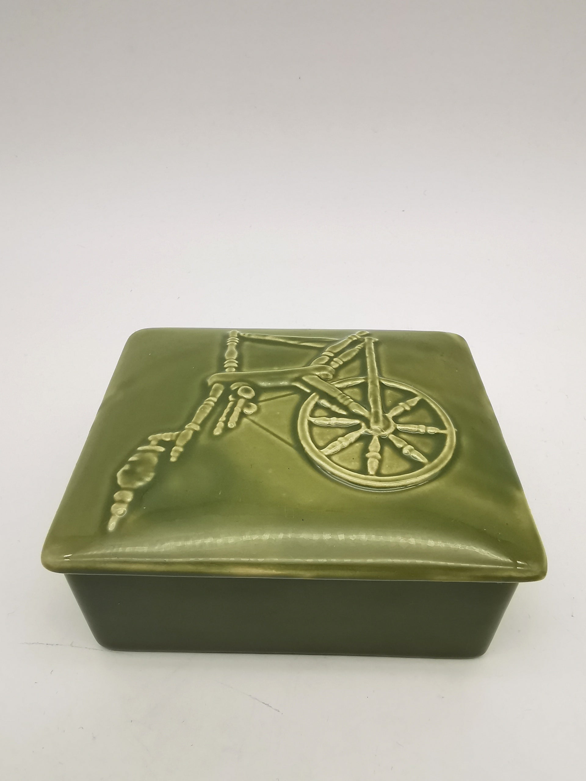 Vintage Green Glazed Ceramic Lidded Trinket Box – Spinning Wheel Relief