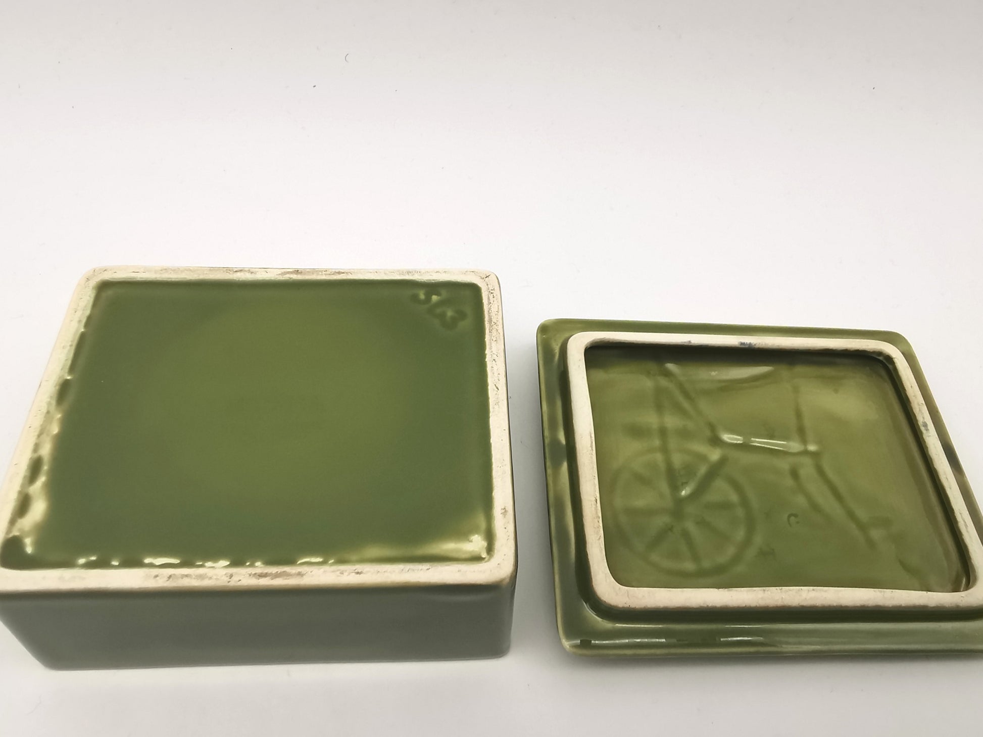 Vintage Green Glazed Ceramic Lidded Trinket Box – Spinning Wheel Relief