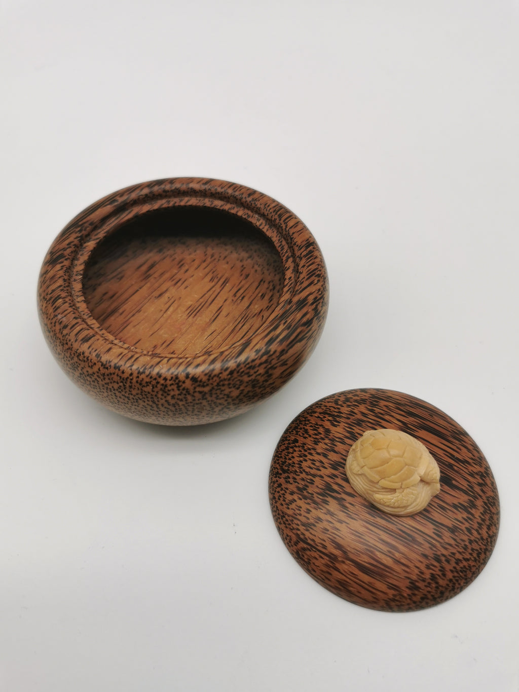 Vintage Hand-Carved Coconut Palm Wood Trinket Box –  Turtle Finial