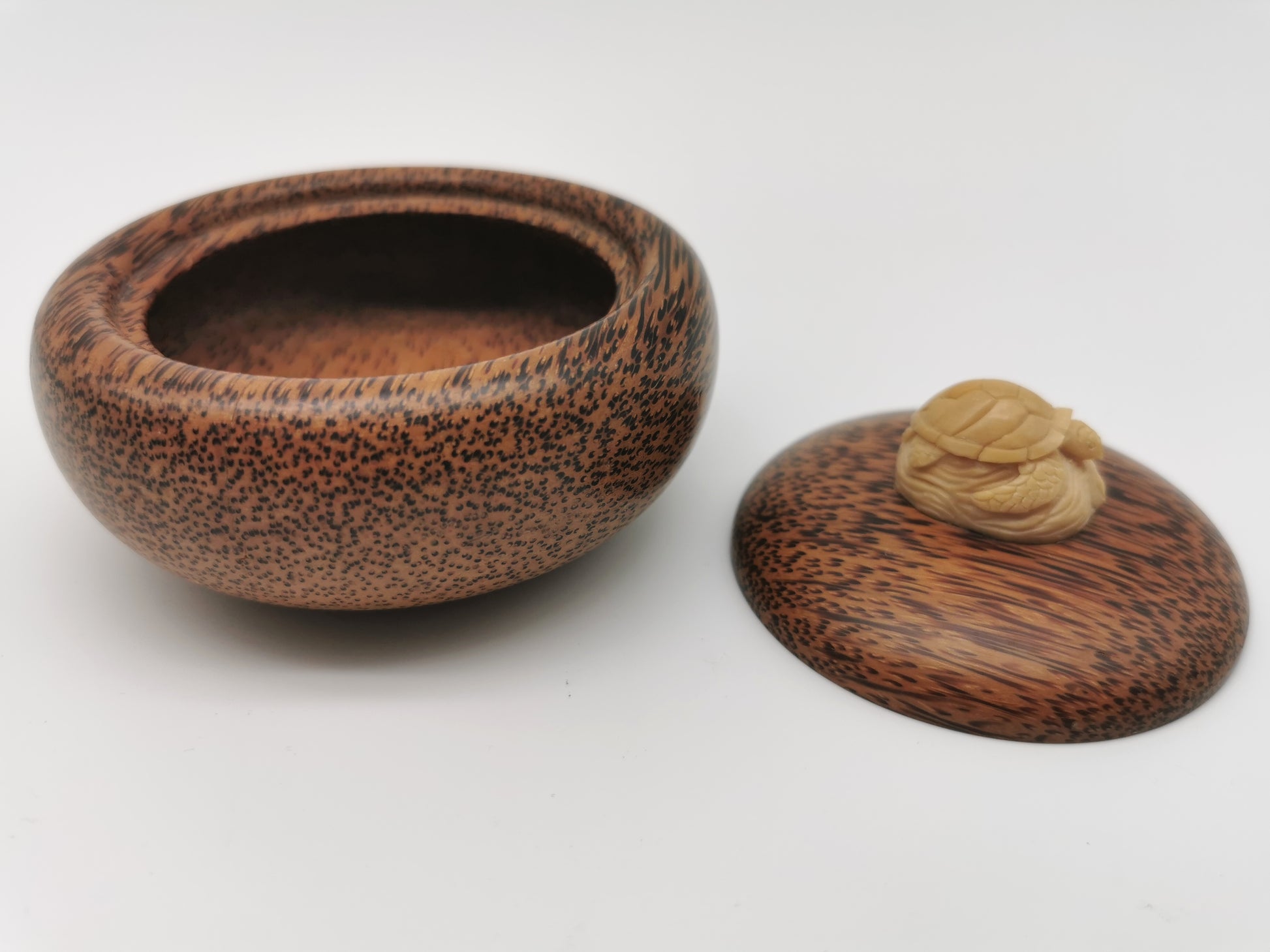 Vintage Hand-Carved Coconut Palm Wood Trinket Box –  Turtle Finial