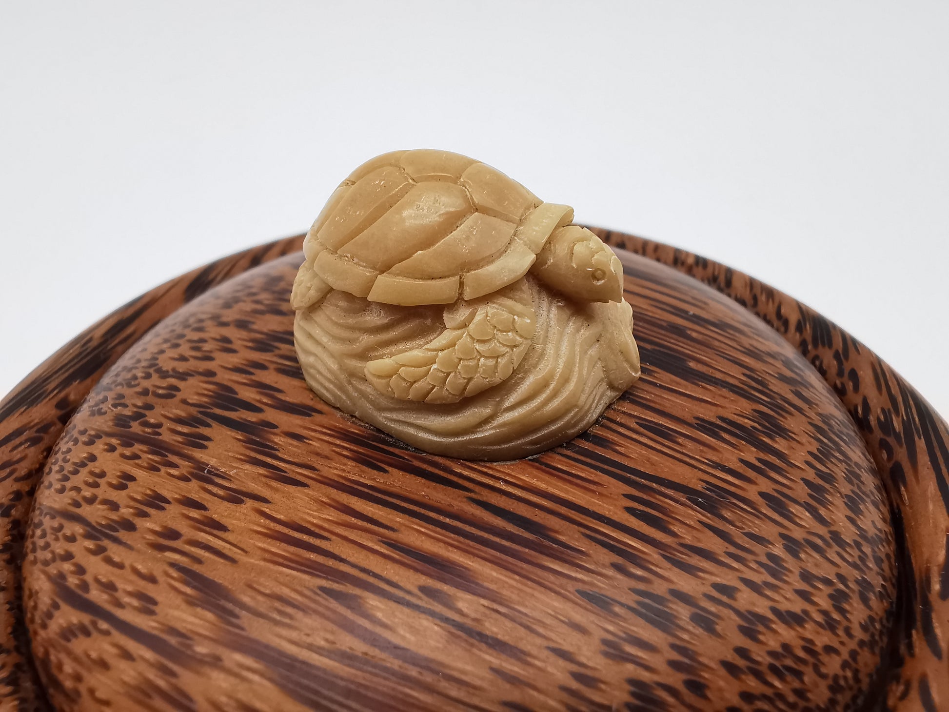 Vintage Hand-Carved Coconut Palm Wood Trinket Box –  Turtle Finial