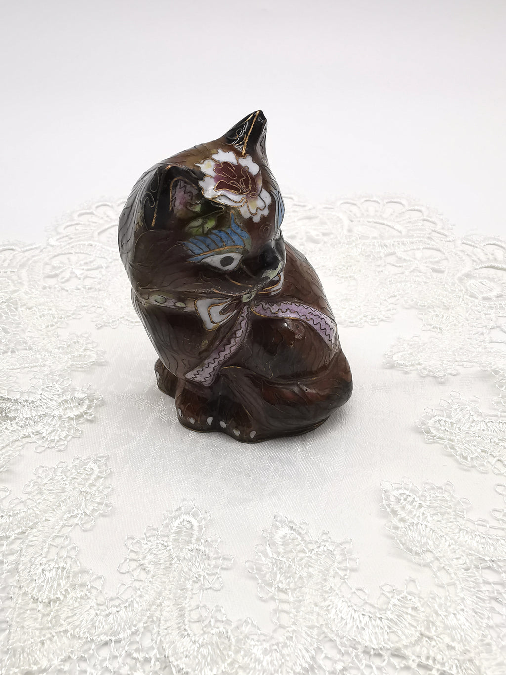 Vintage Chinese Cloisonné Cat Figurine – Handcrafted Enameled Brass Kitten, 11 cm tall