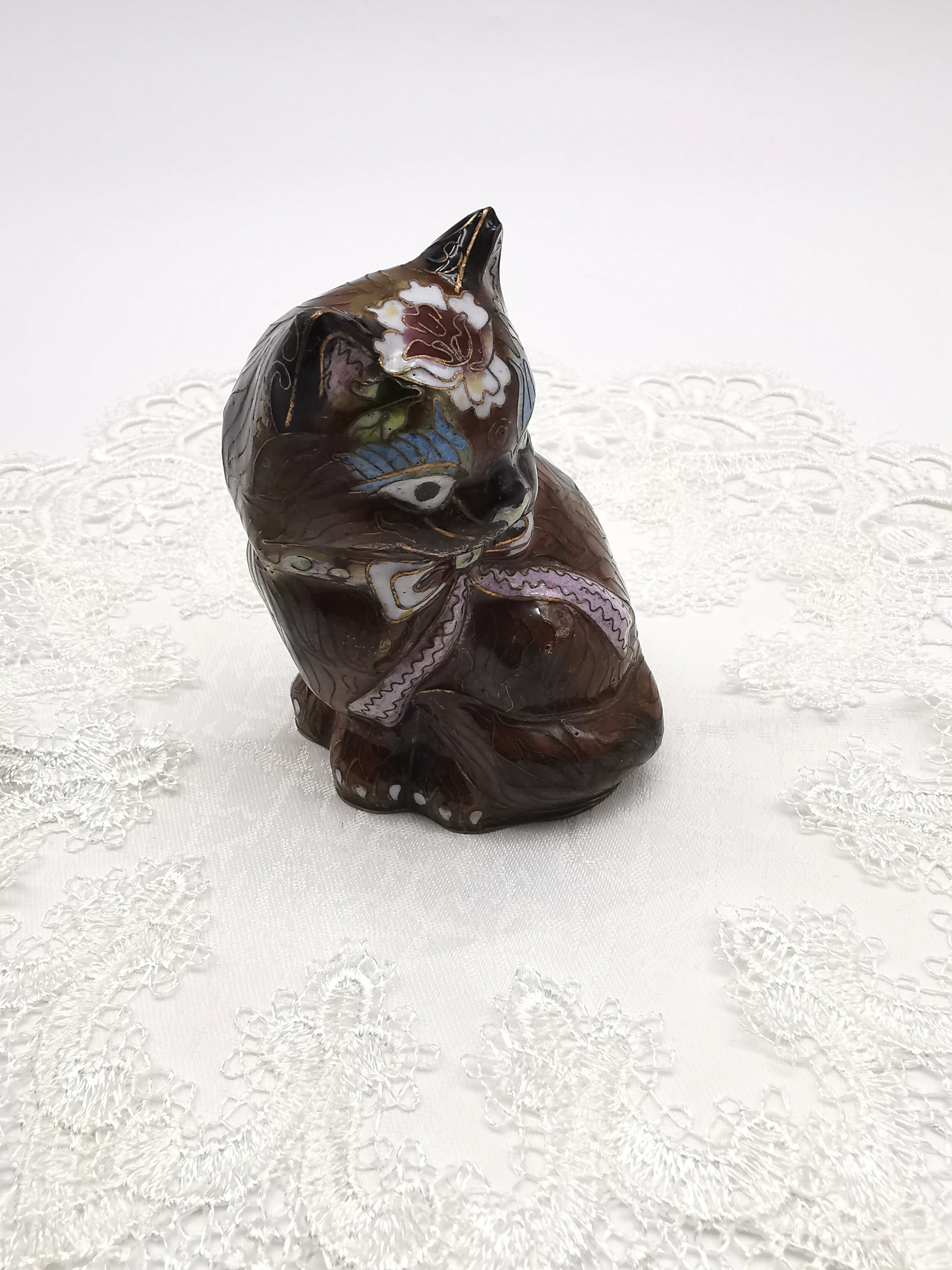 Vintage Chinese Cloisonné Cat Figurine – Handcrafted Enameled Brass Kitten, 11 cm tall