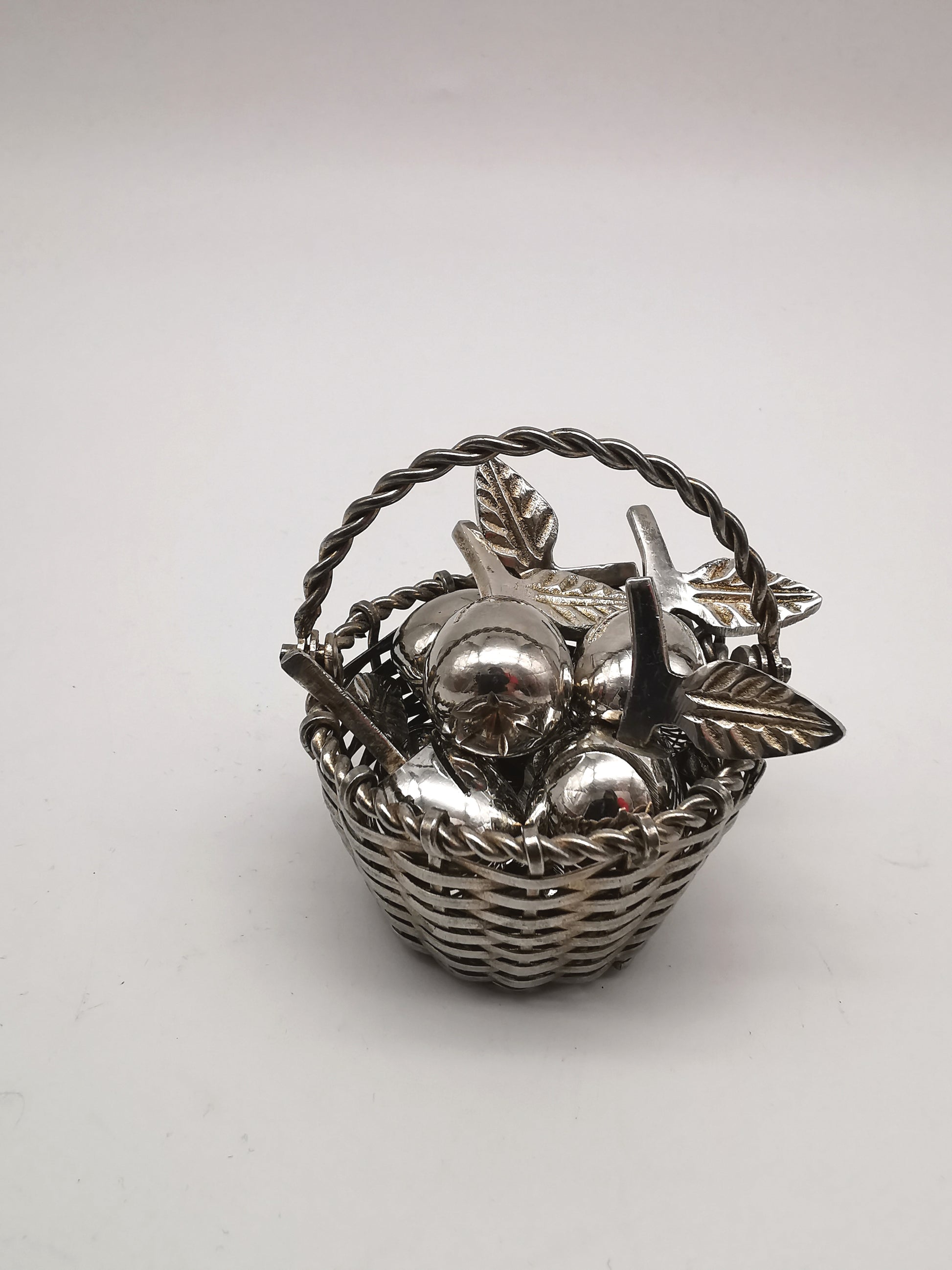 Set of 8 Vintage Silver Plated Apple Place Card Holders with Woven Basket