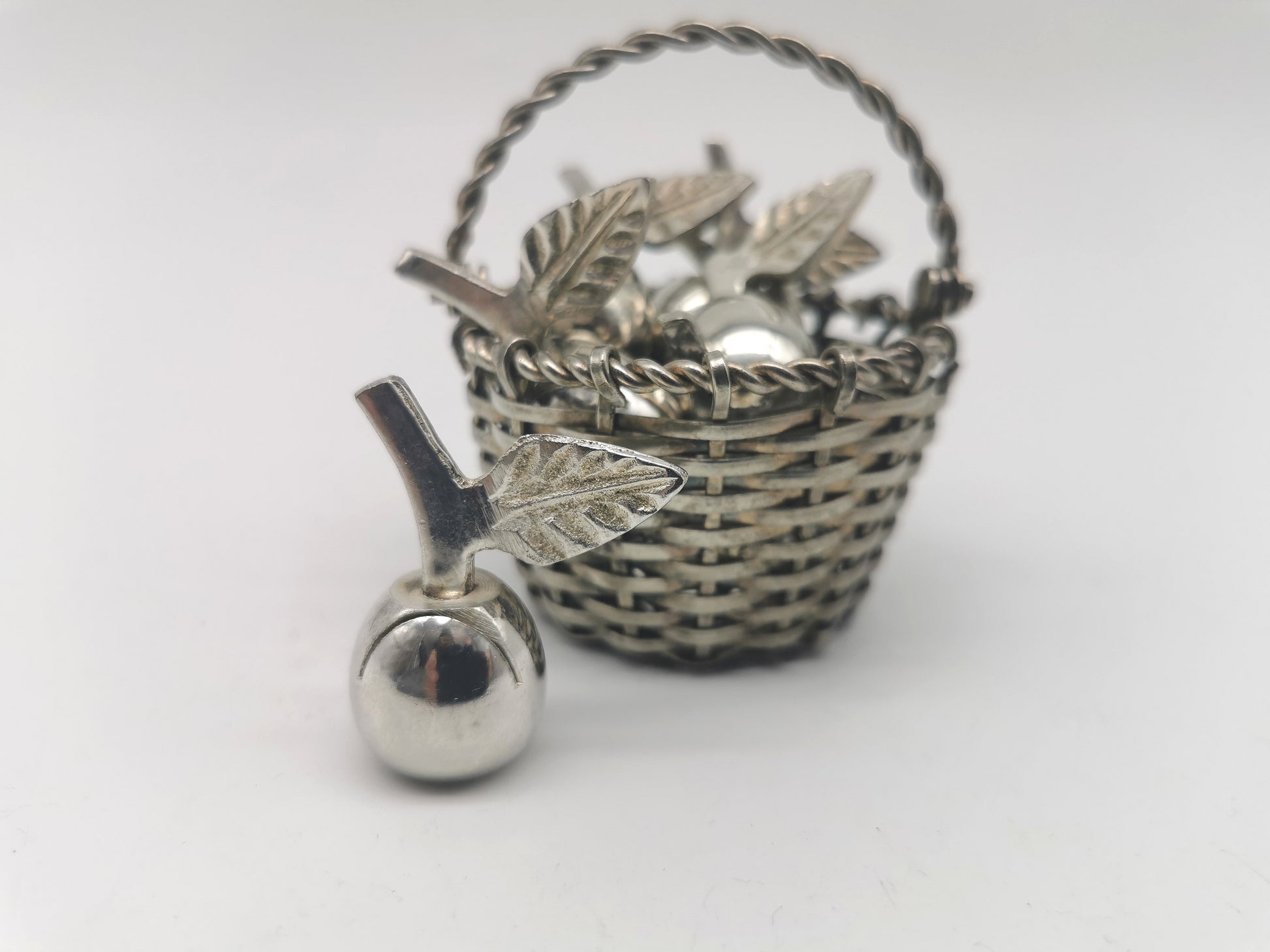 Set of 8 Vintage Silver Plated Apple Place Card Holders with Woven Basket