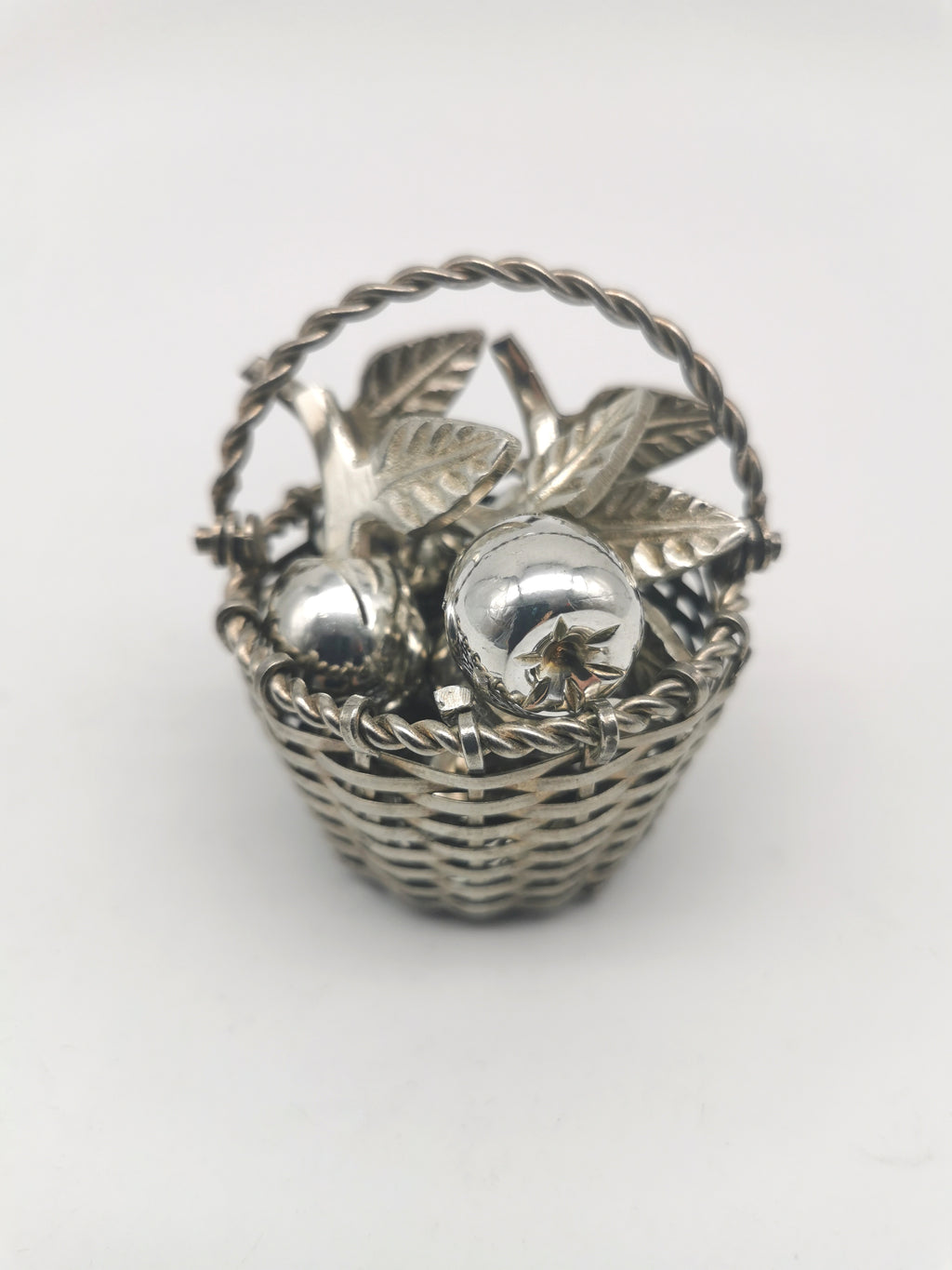 Set of 8 Vintage Silver Plated Apple Place Card Holders with Woven Basket