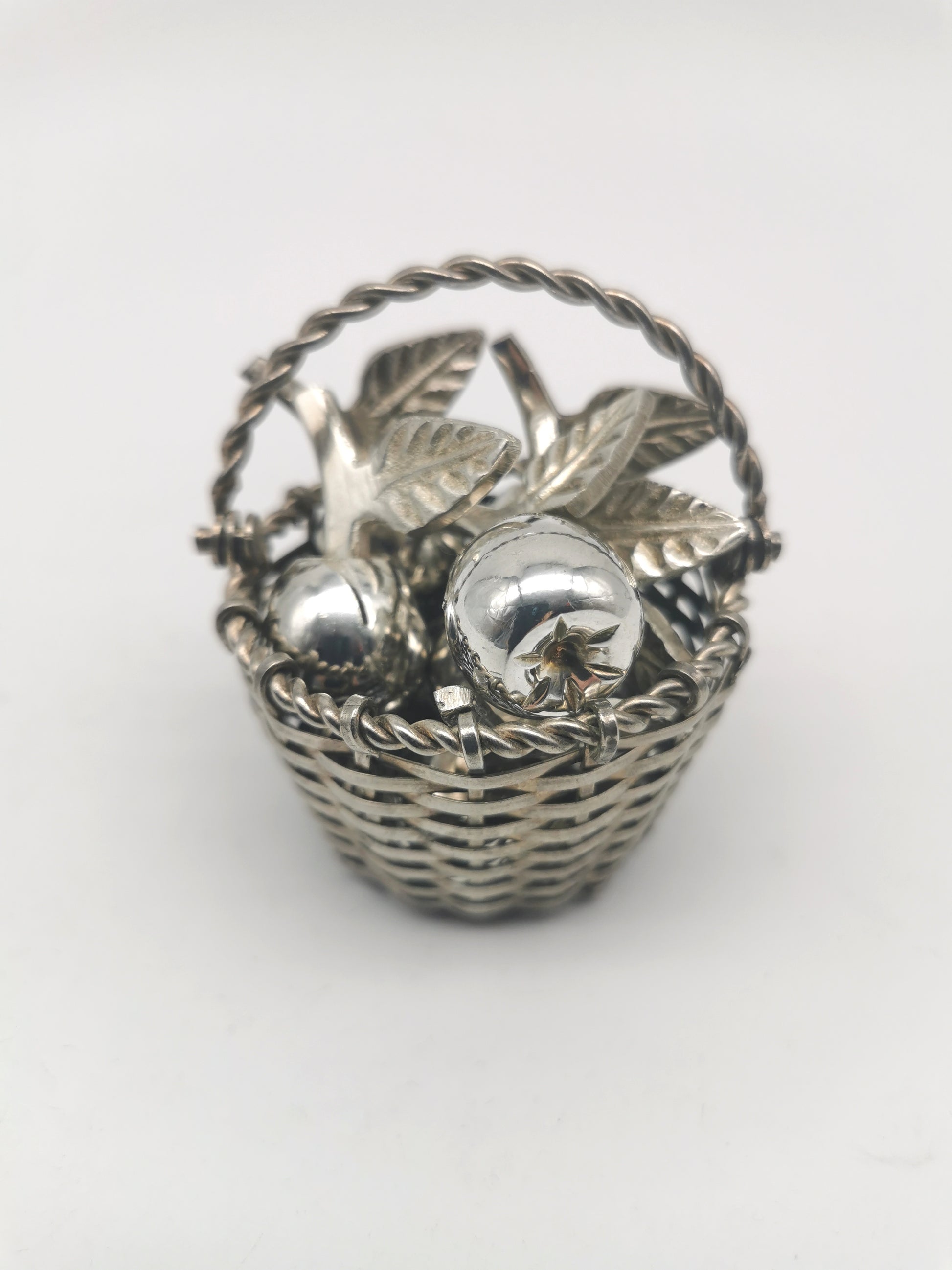 Set of 8 Vintage Silver Plated Apple Place Card Holders with Woven Basket