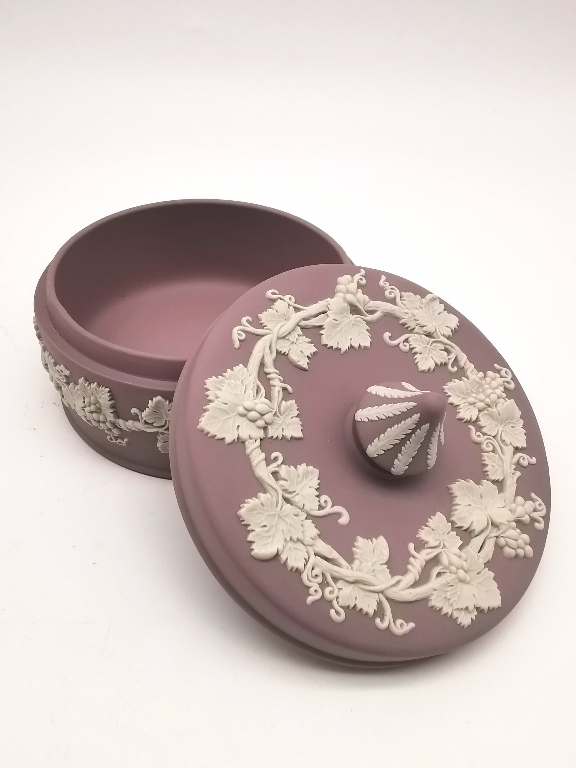 Vintage Wedgwood Lilac Jasperware Round Grapevine Lidded Trinket Box, 12.5cm diameter
