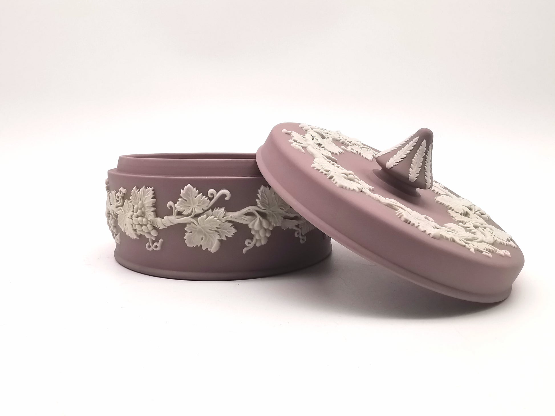 Vintage Wedgwood Lilac Jasperware Round Grapevine Lidded Trinket Box, 12.5cm diameter