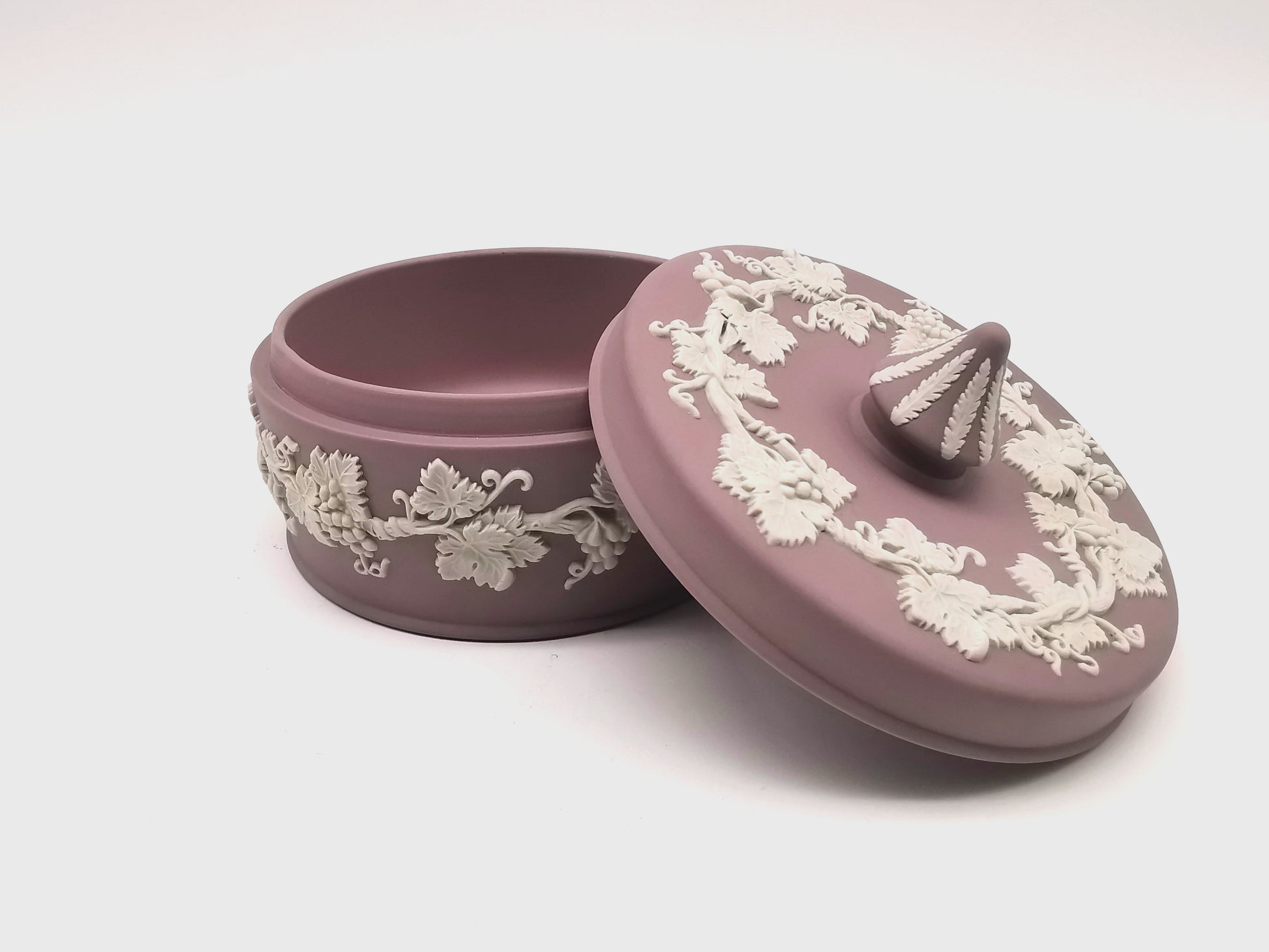 Vintage Wedgwood Lilac Jasperware Round Grapevine Lidded Trinket Box, 12.5cm diameter